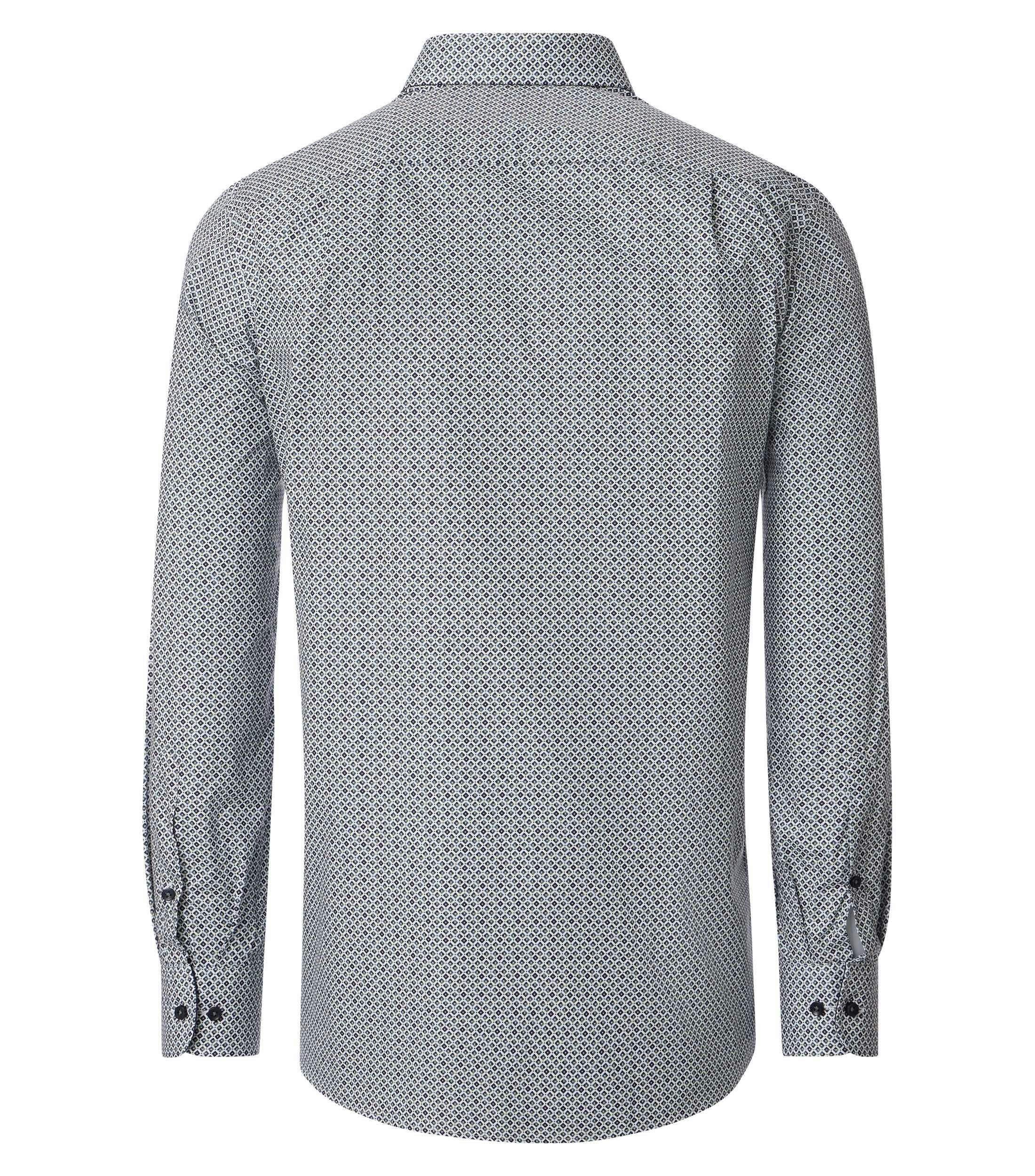 Das Model trägt ein Businesshemd im Print Muster in der Farbe Olive