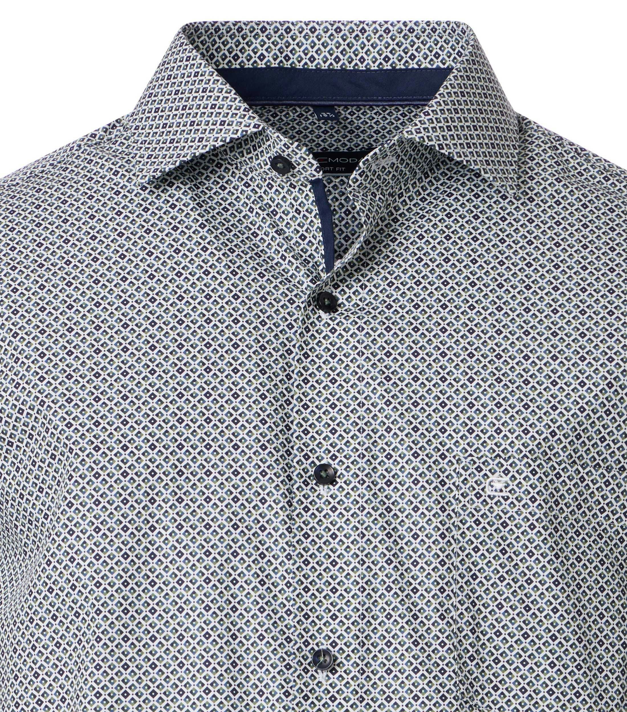 Das Model trägt ein Businesshemd im Print Muster in der Farbe Olive