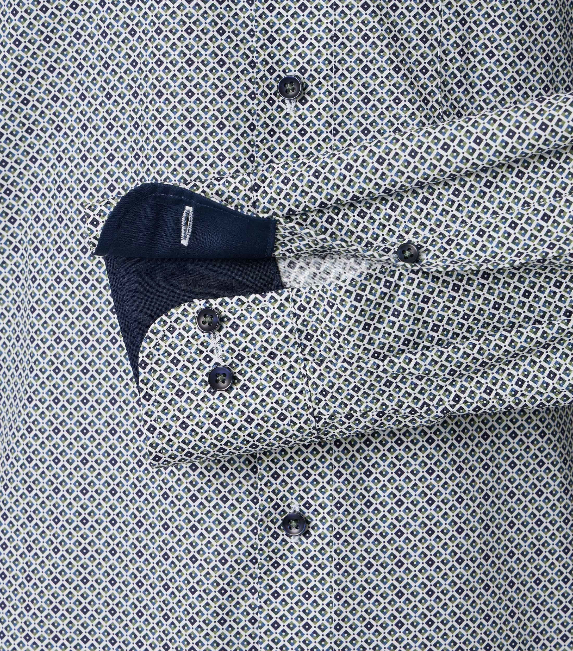 Das Model trägt ein Businesshemd im Print Muster in der Farbe Olive