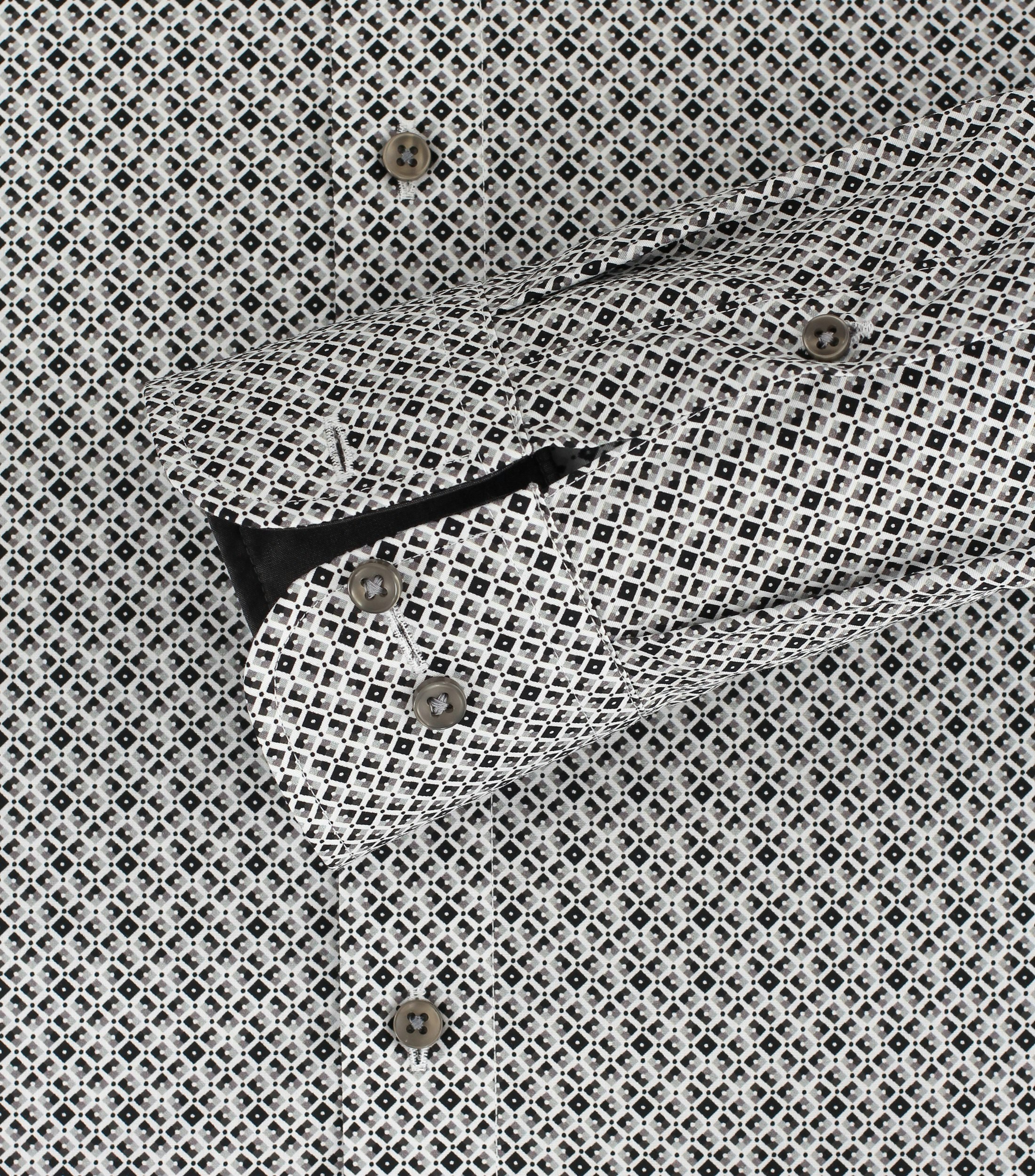 Das Model trägt ein Businesshemd im Print Muster in der Farbe Grau