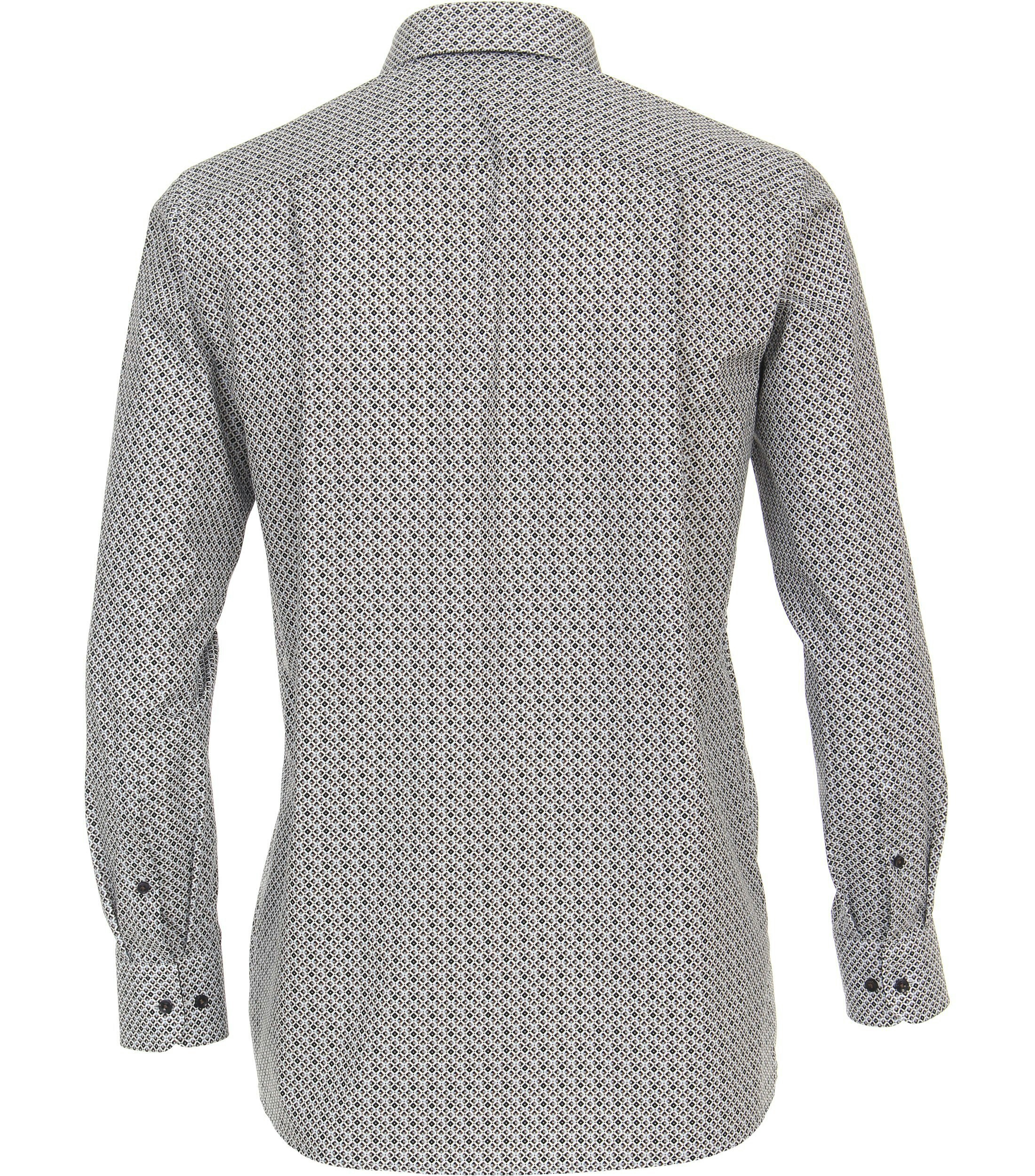 Das Model trägt ein Businesshemd im Print Muster in der Farbe Braun