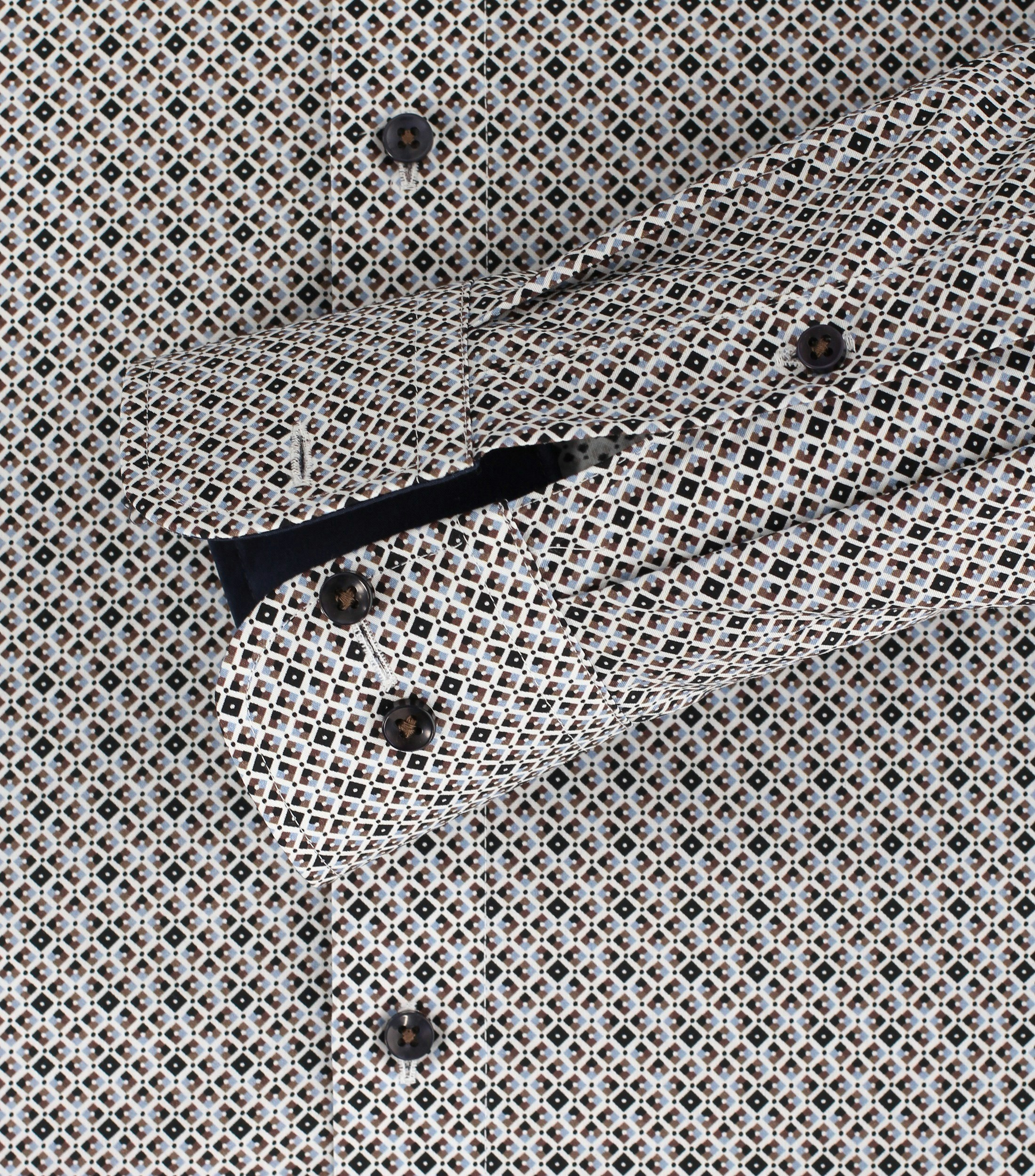 Das Model trägt ein Businesshemd im Print Muster in der Farbe Braun