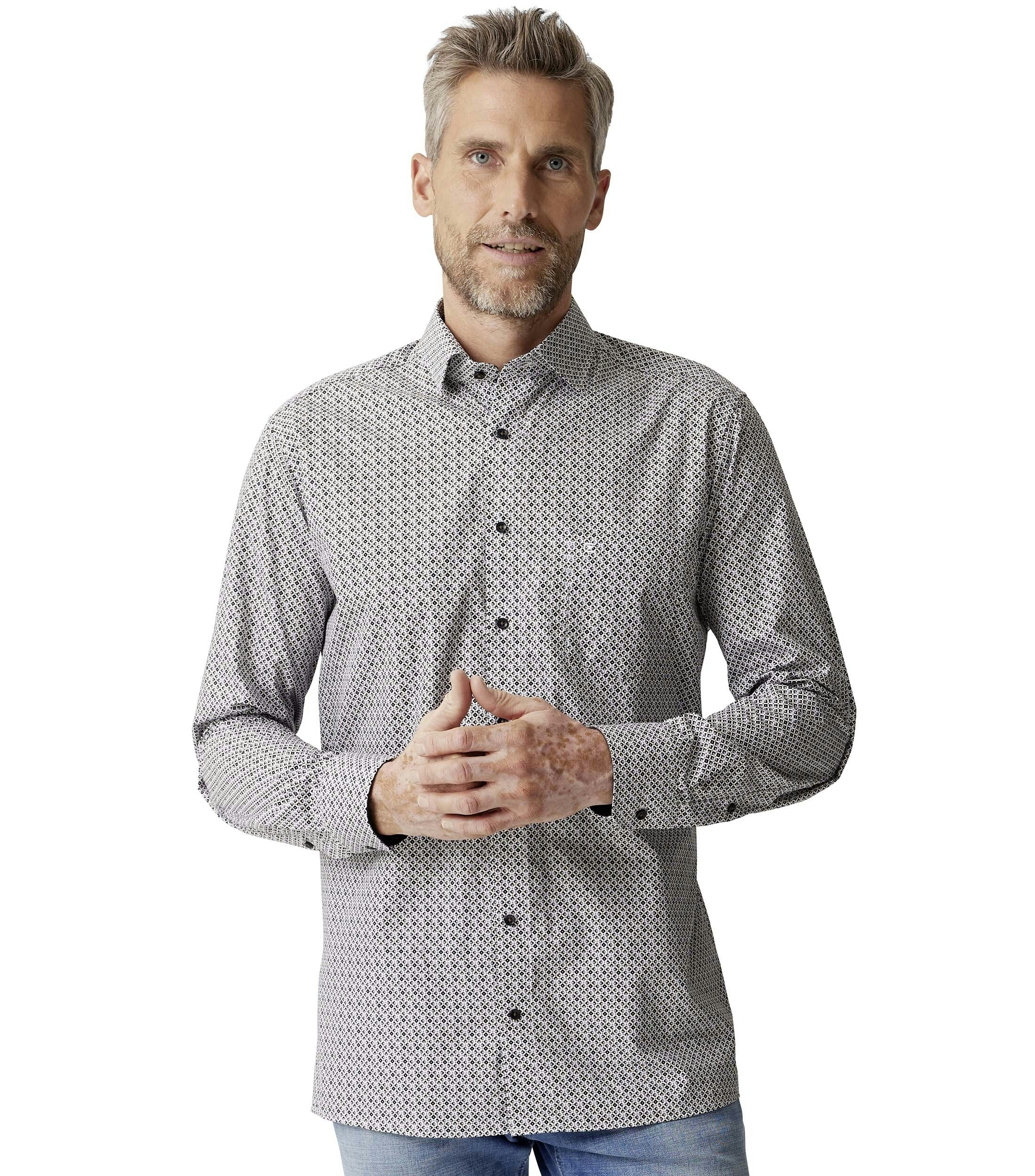 Das Model trägt ein Businesshemd im Print Muster in der Farbe Braun