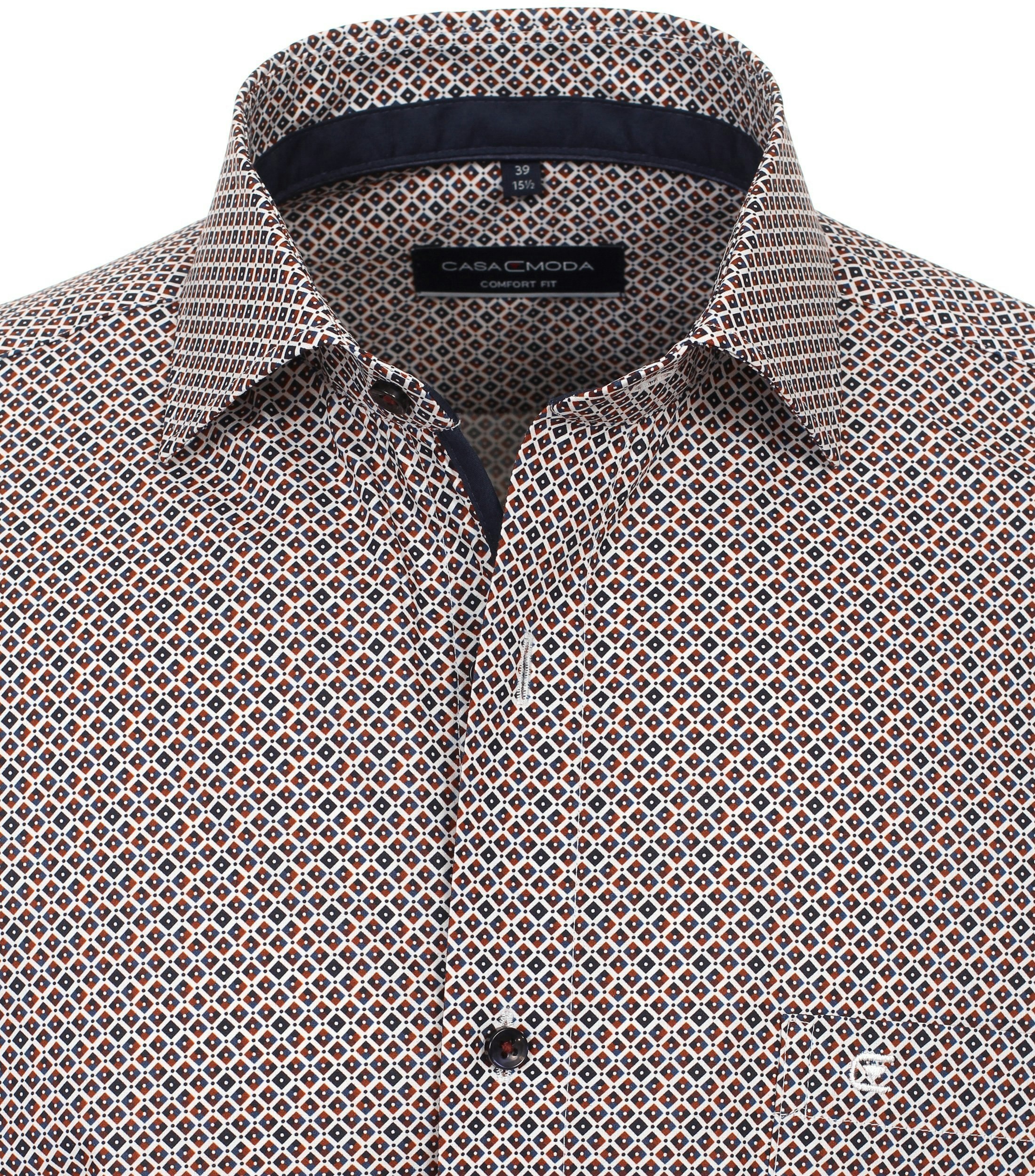 Das Model trägt ein Businesshemd im Print Muster in der Farbe Rot