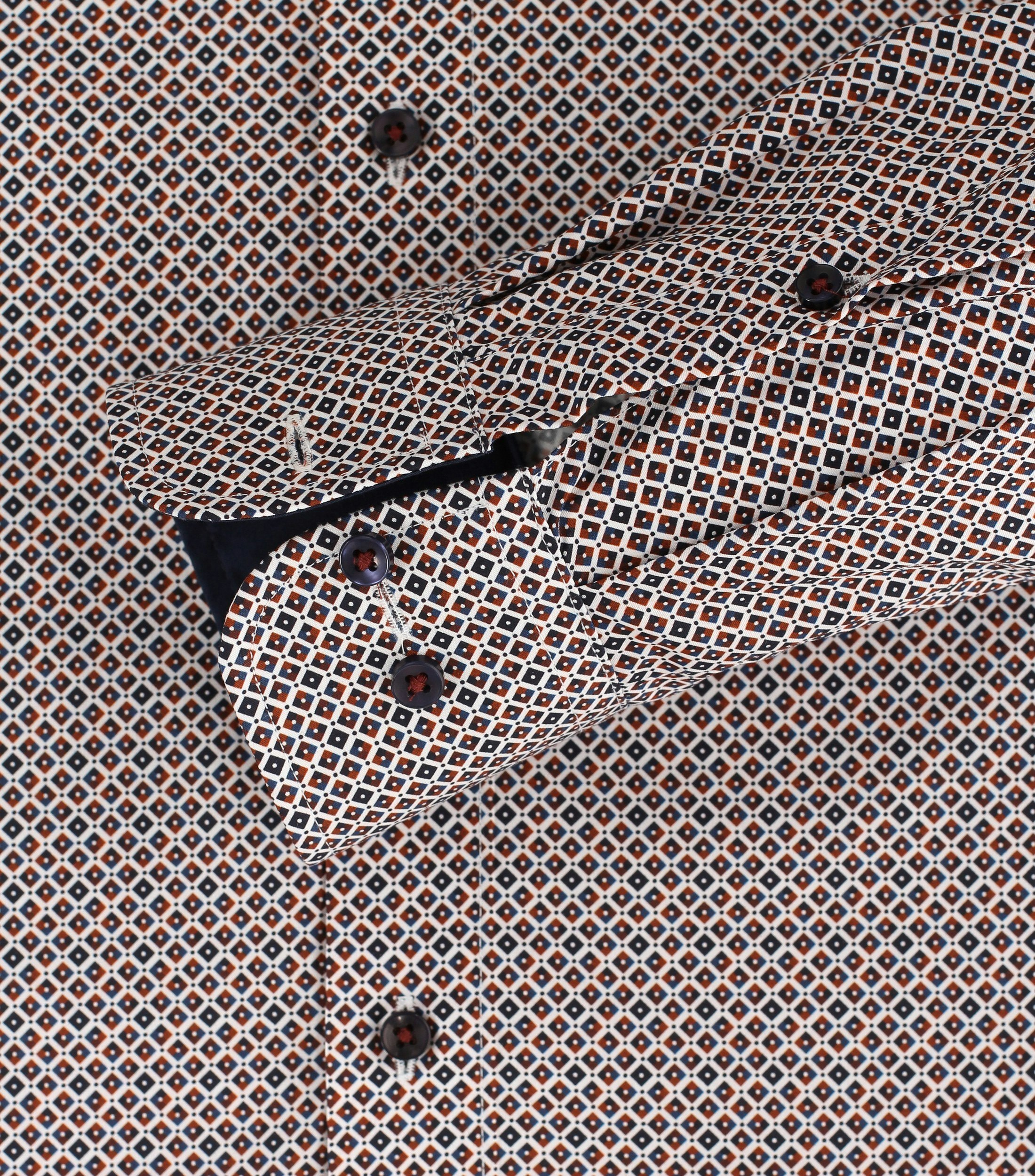 Das Model trägt ein Businesshemd im Print Muster in der Farbe Rot