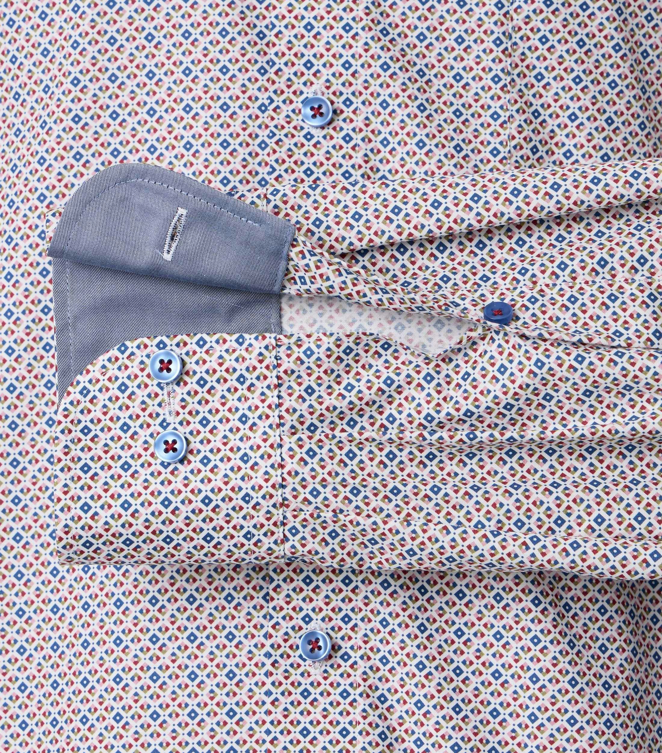 Das Model trägt ein Businesshemd im Print Muster in der Farbe Beige