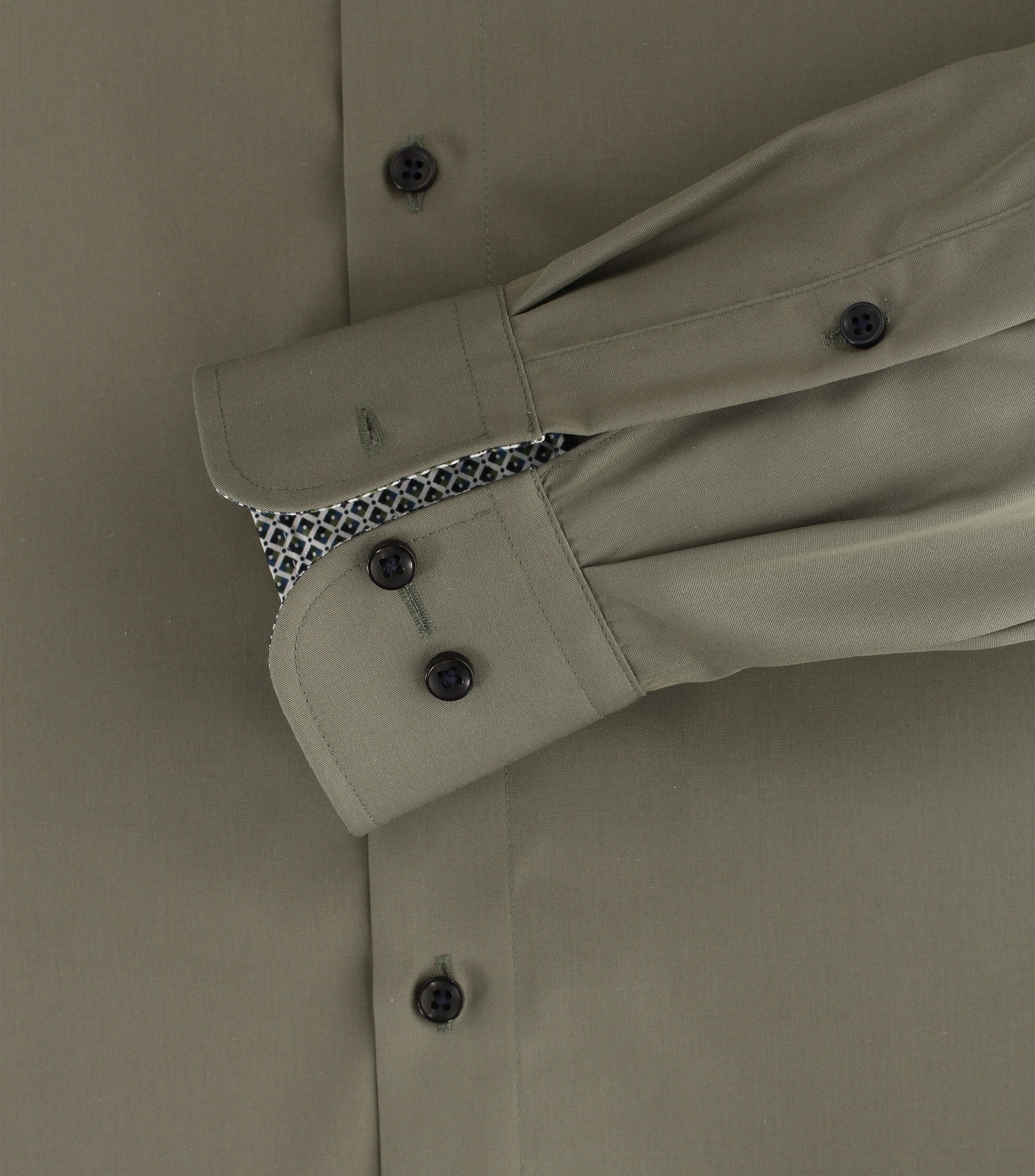 Das Model trägt ein Businesshemd im uni Muster in der Farbe Olive