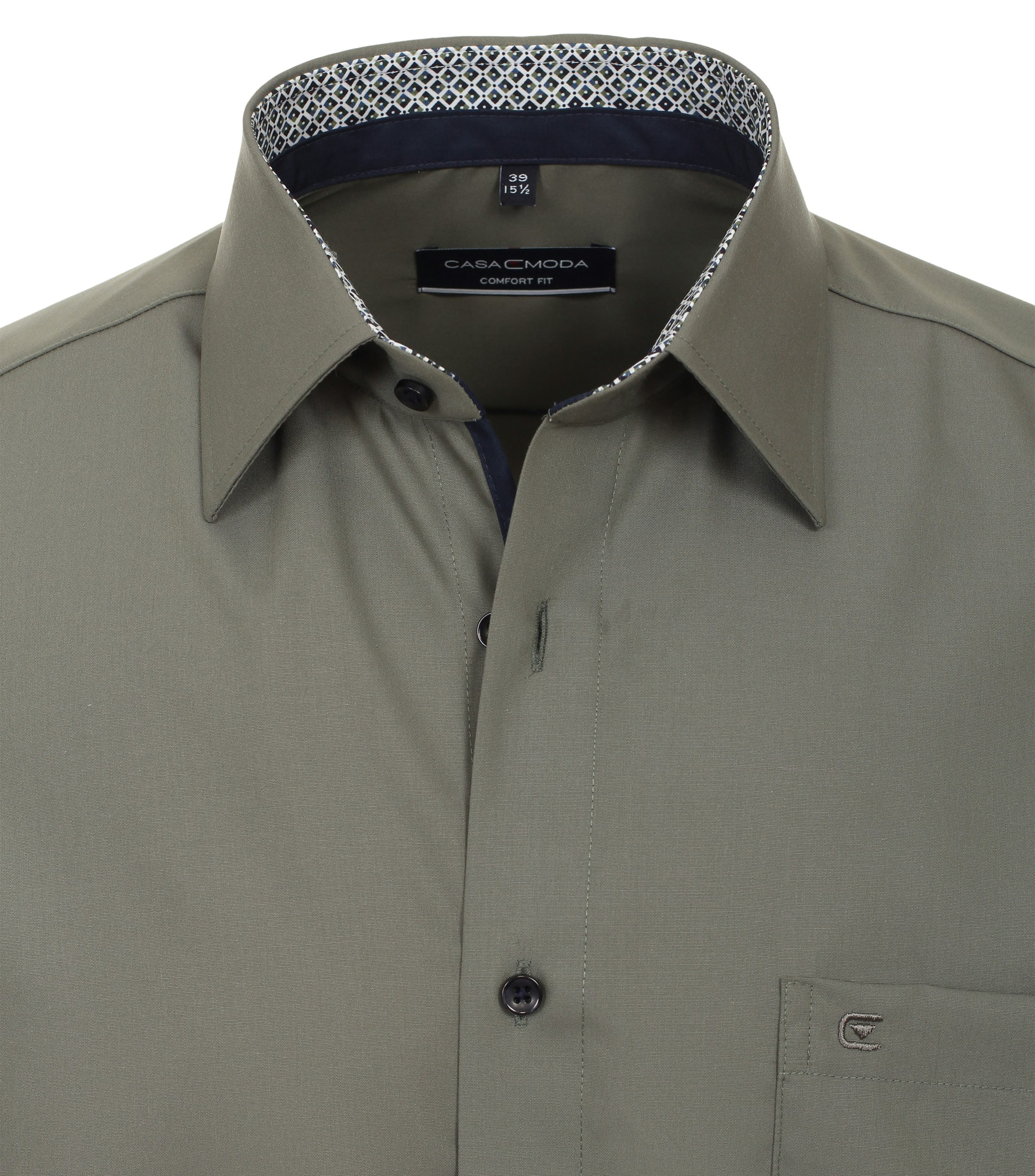 Das Model trägt ein Businesshemd im uni Muster in der Farbe Olive