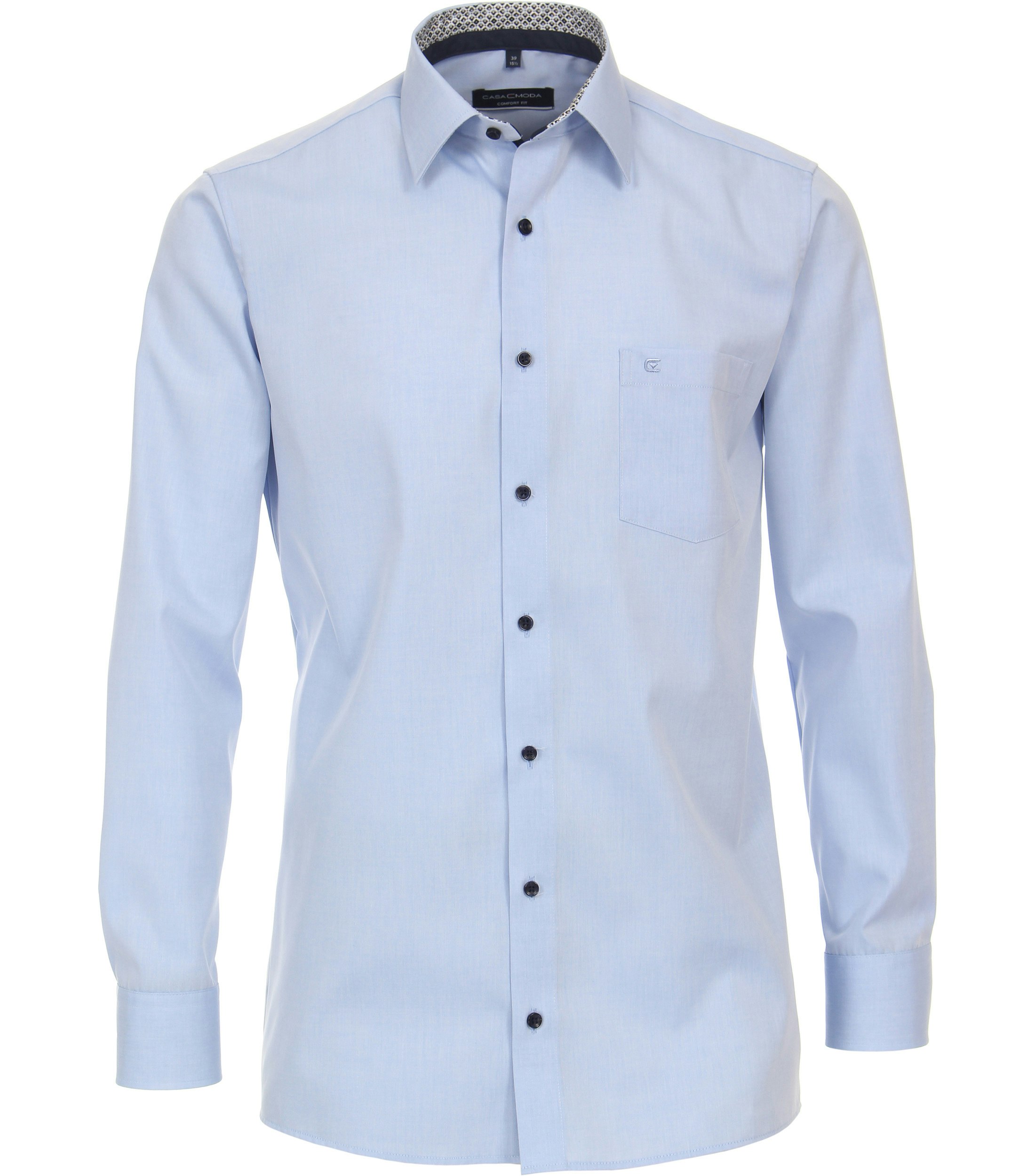 Das Model trägt ein Businesshemd im uni Muster in der Farbe Hellblau