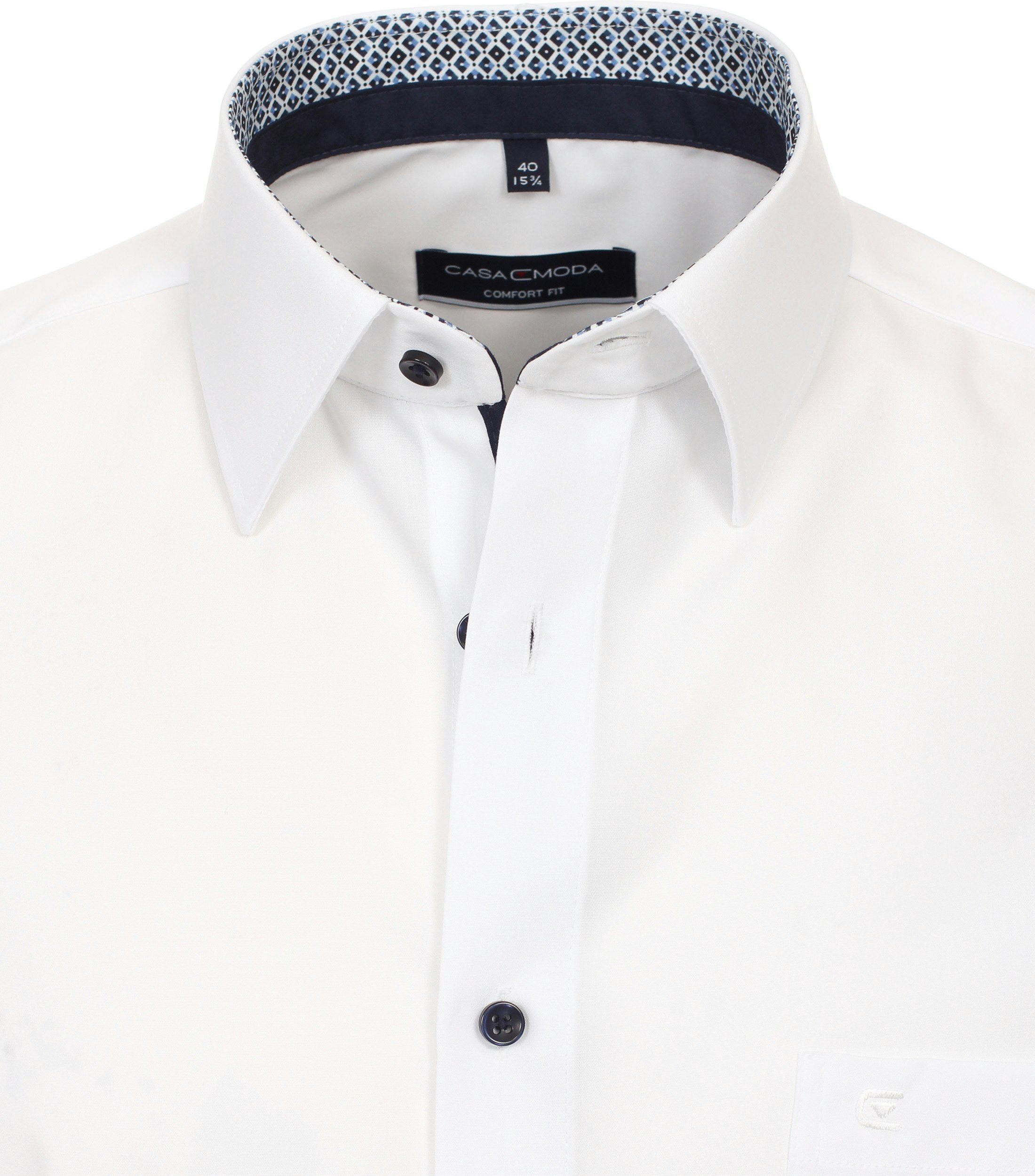 Das Model trägt ein Businesshemd im uni Muster in der Farbe Weiß