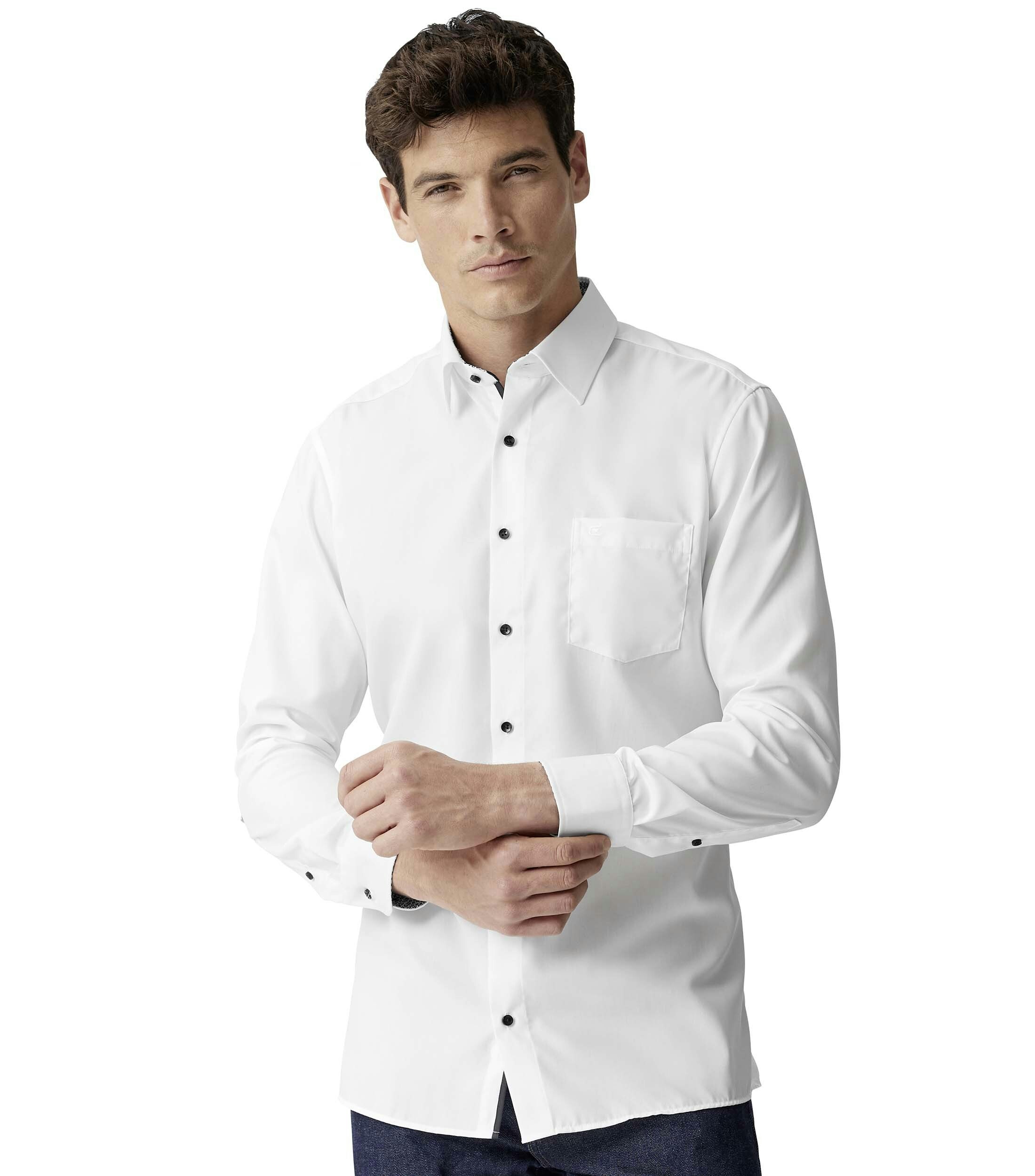 Das Model trägt ein Businesshemd im uni Muster in der Farbe Weiß