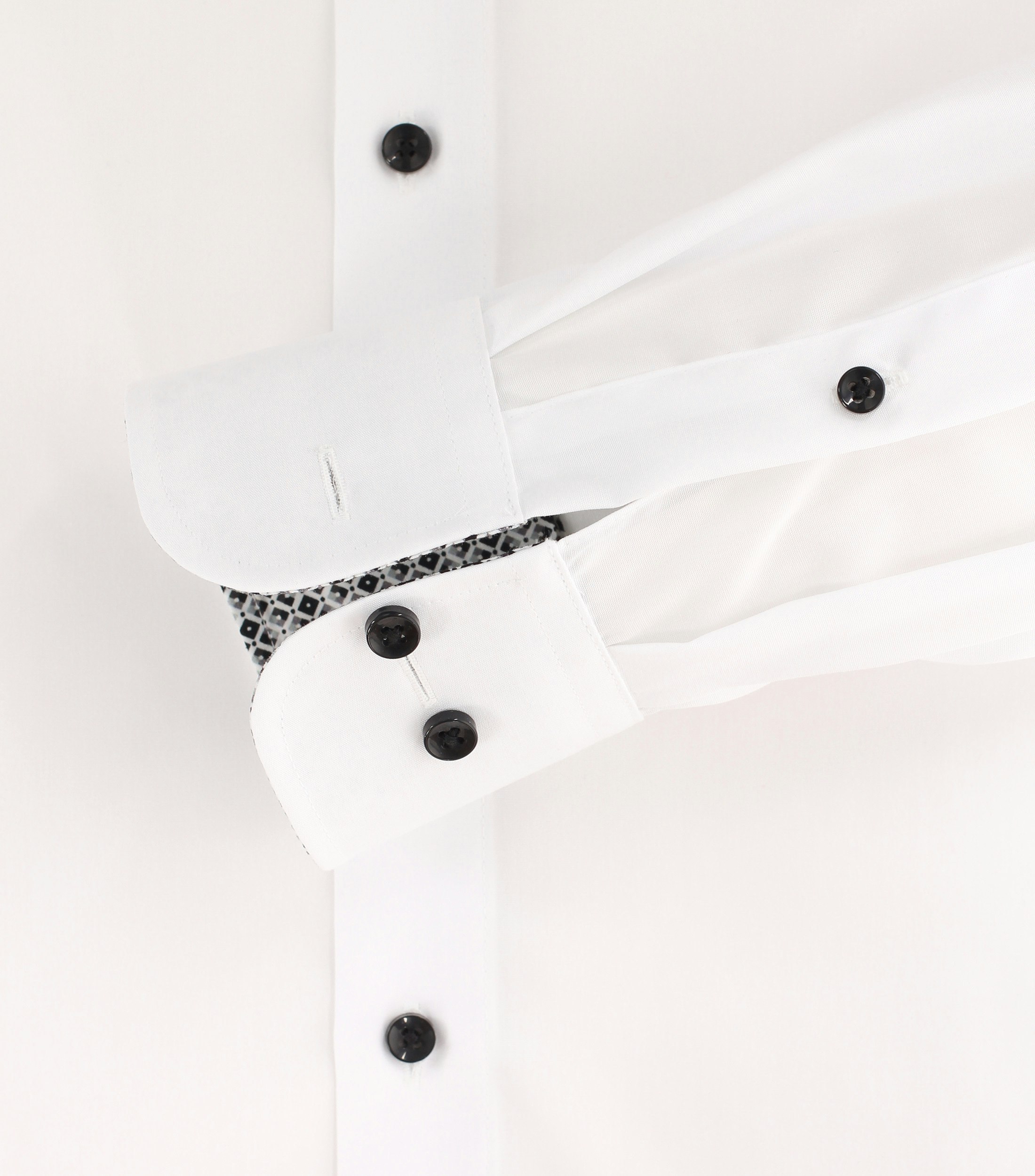 Das Model trägt ein Businesshemd im uni Muster in der Farbe Schneeweiß