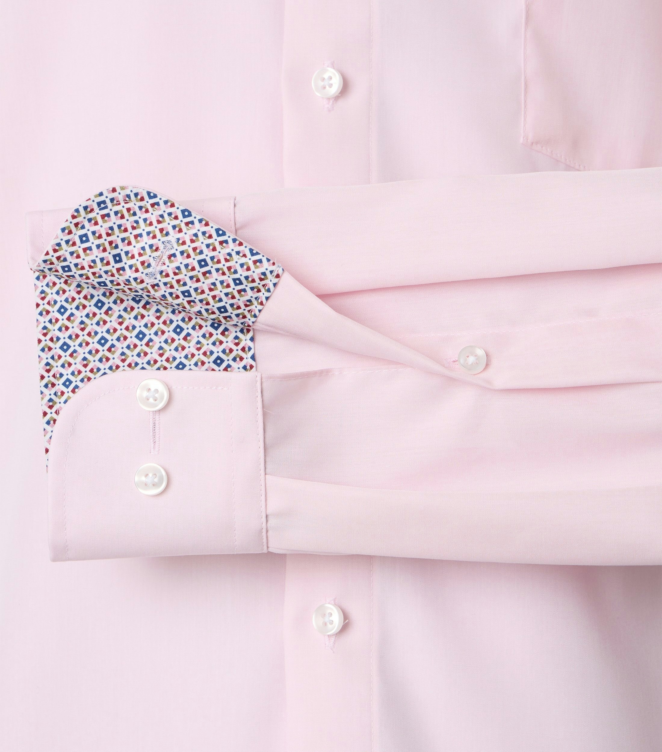 Das Model trägt ein Businesshemd im uni Muster in der Farbe Zartrosa