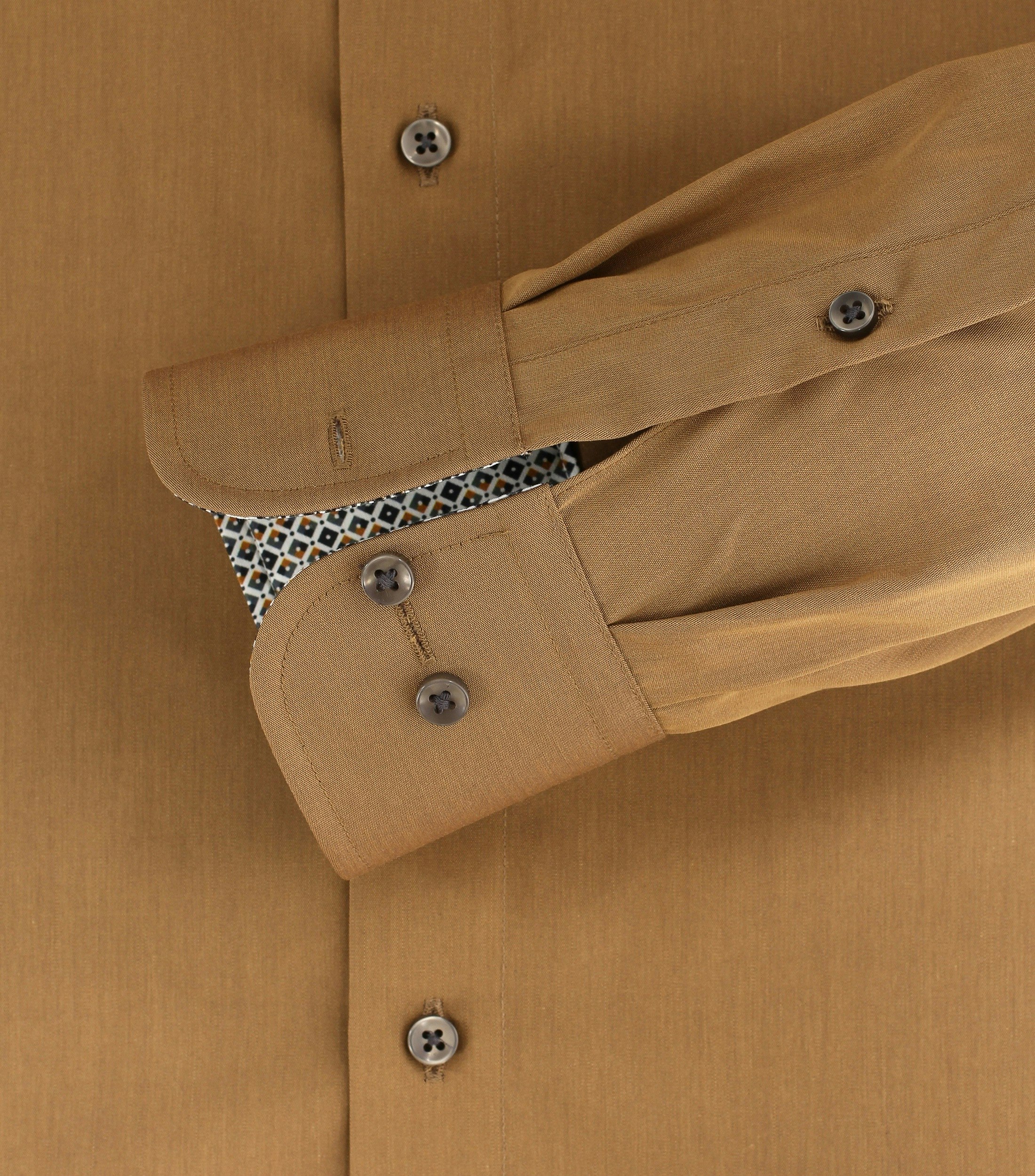 Das Model trägt ein Businesshemd im uni Muster in der Farbe Senfgelb