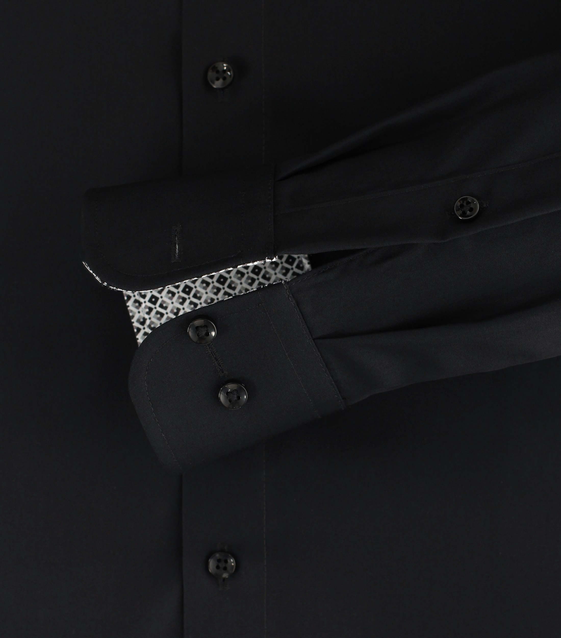 Das Model trägt ein Businesshemd im uni Muster in der Farbe Schwarz