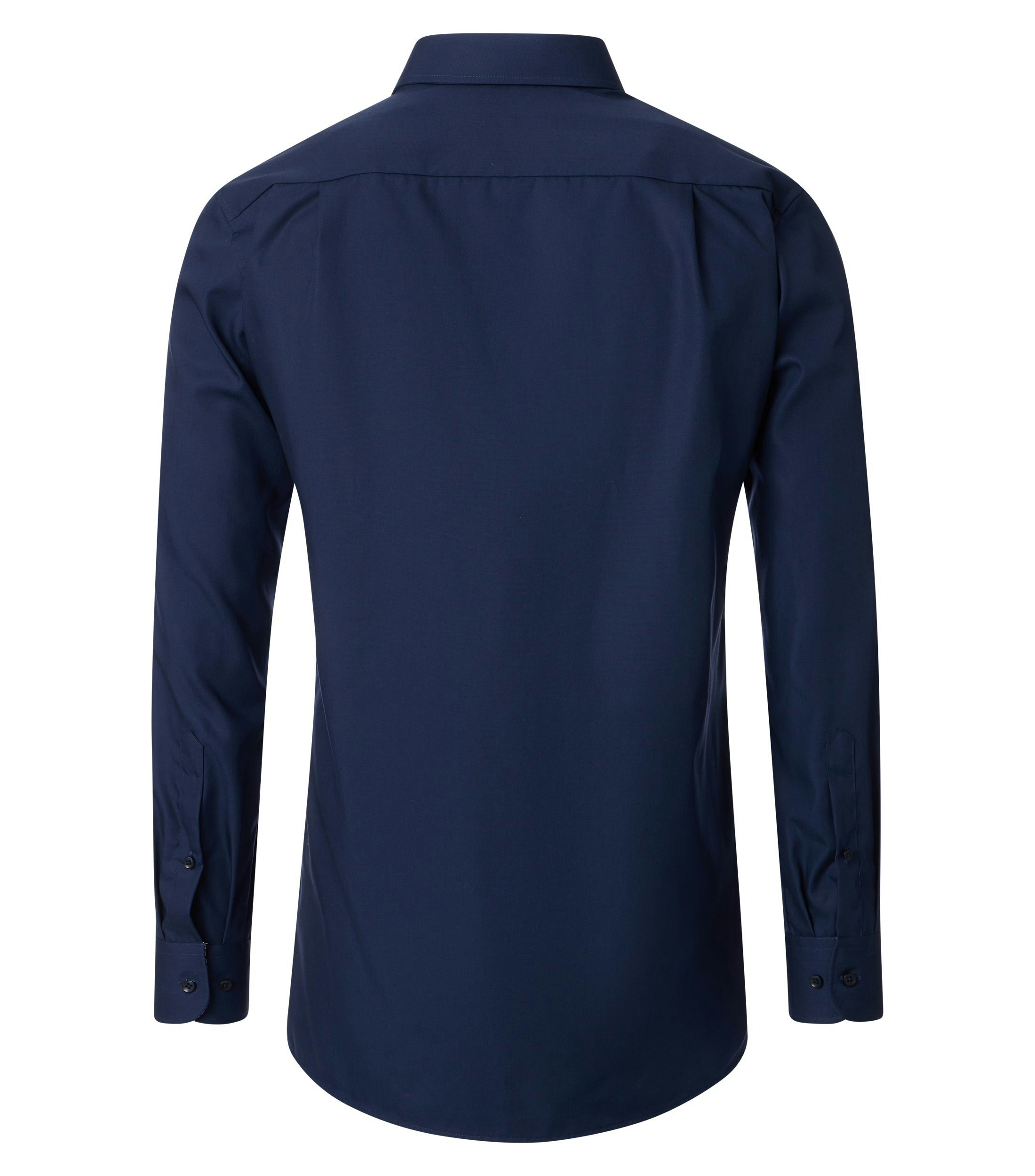 Das Model trägt ein Businesshemd im uni Muster in der Farbe mittleres Dunkelblau