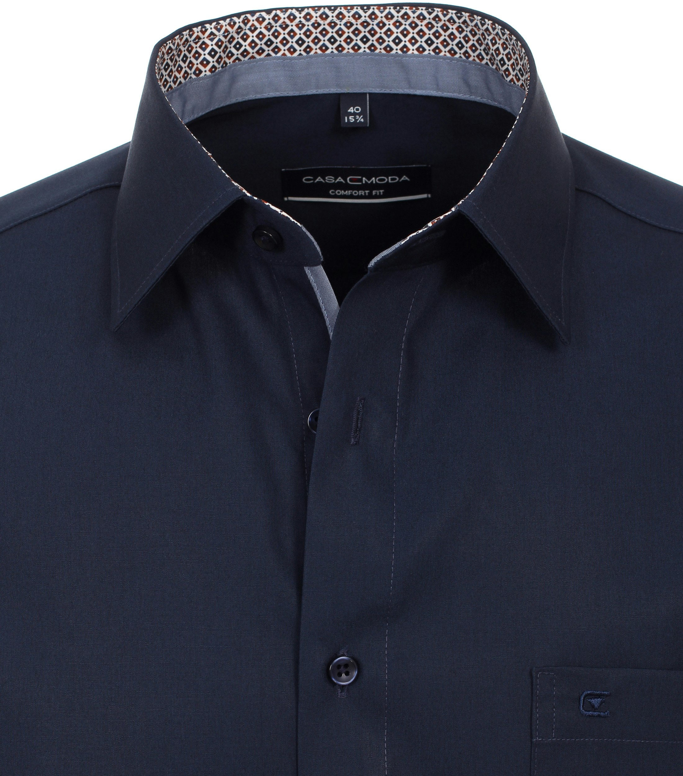 Das Model trägt ein Businesshemd im uni Muster in der Farbe Dunkelblau