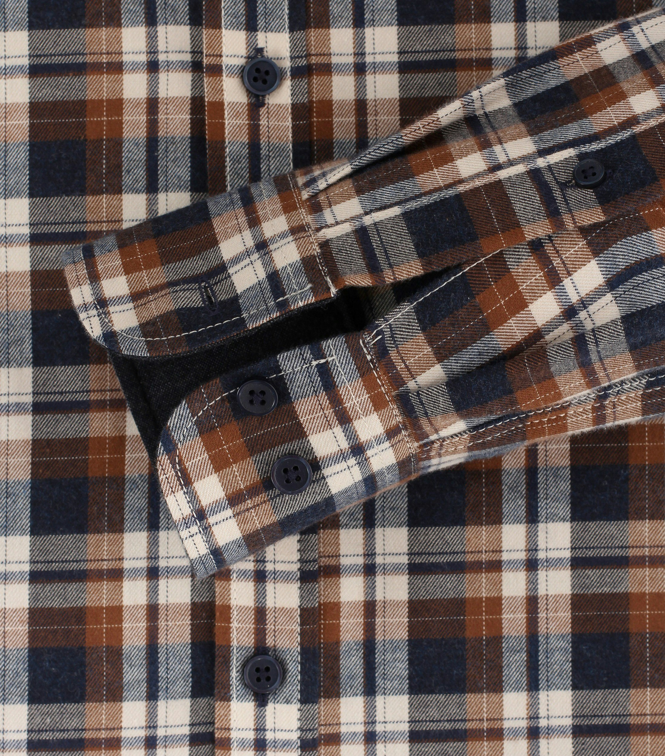 Ein Freizeithemd im kariert Muster in der Farbe Dunkelblau