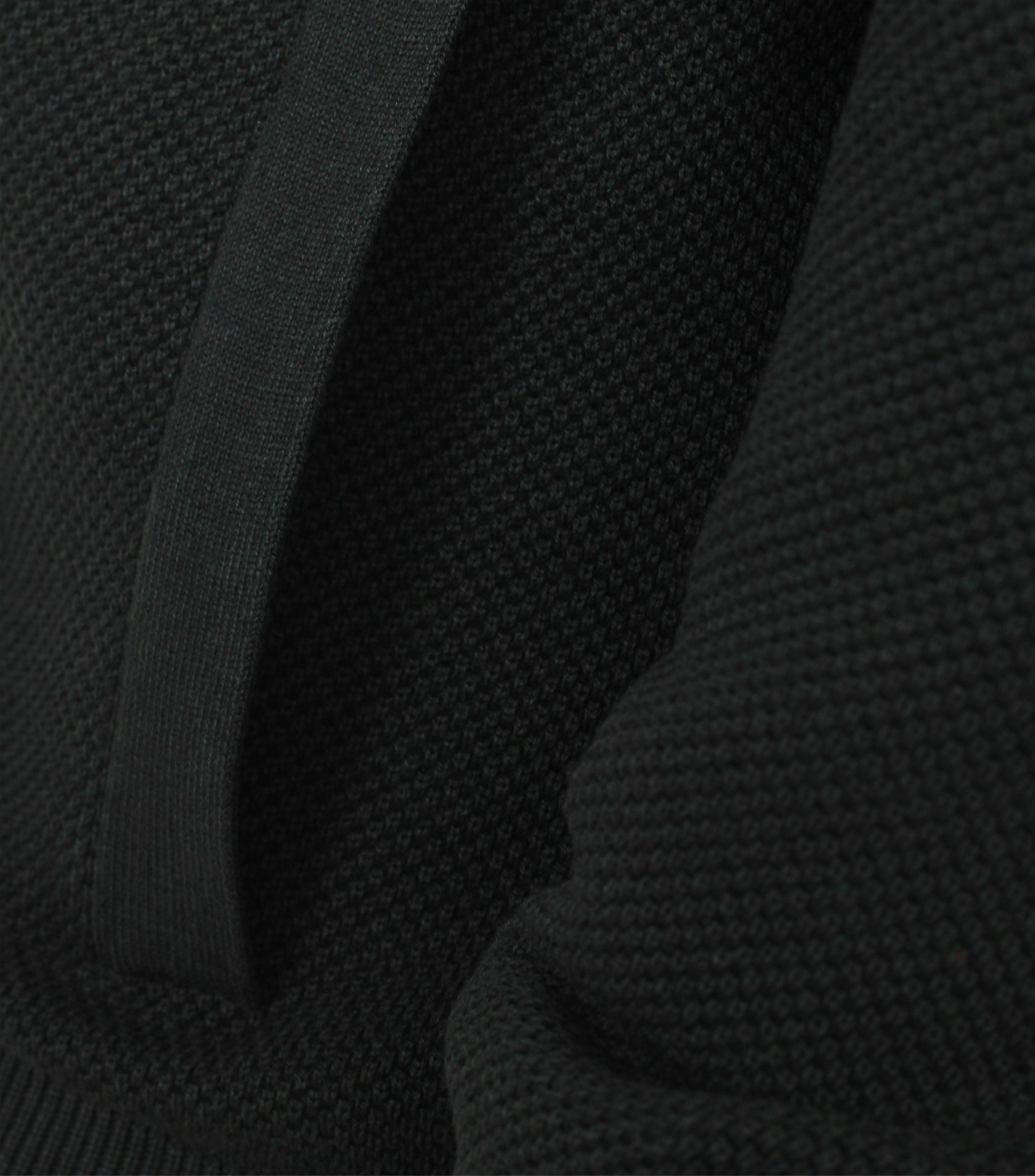 Ein Strickjacke im uni Muster in der Farbe Dunkelgrün