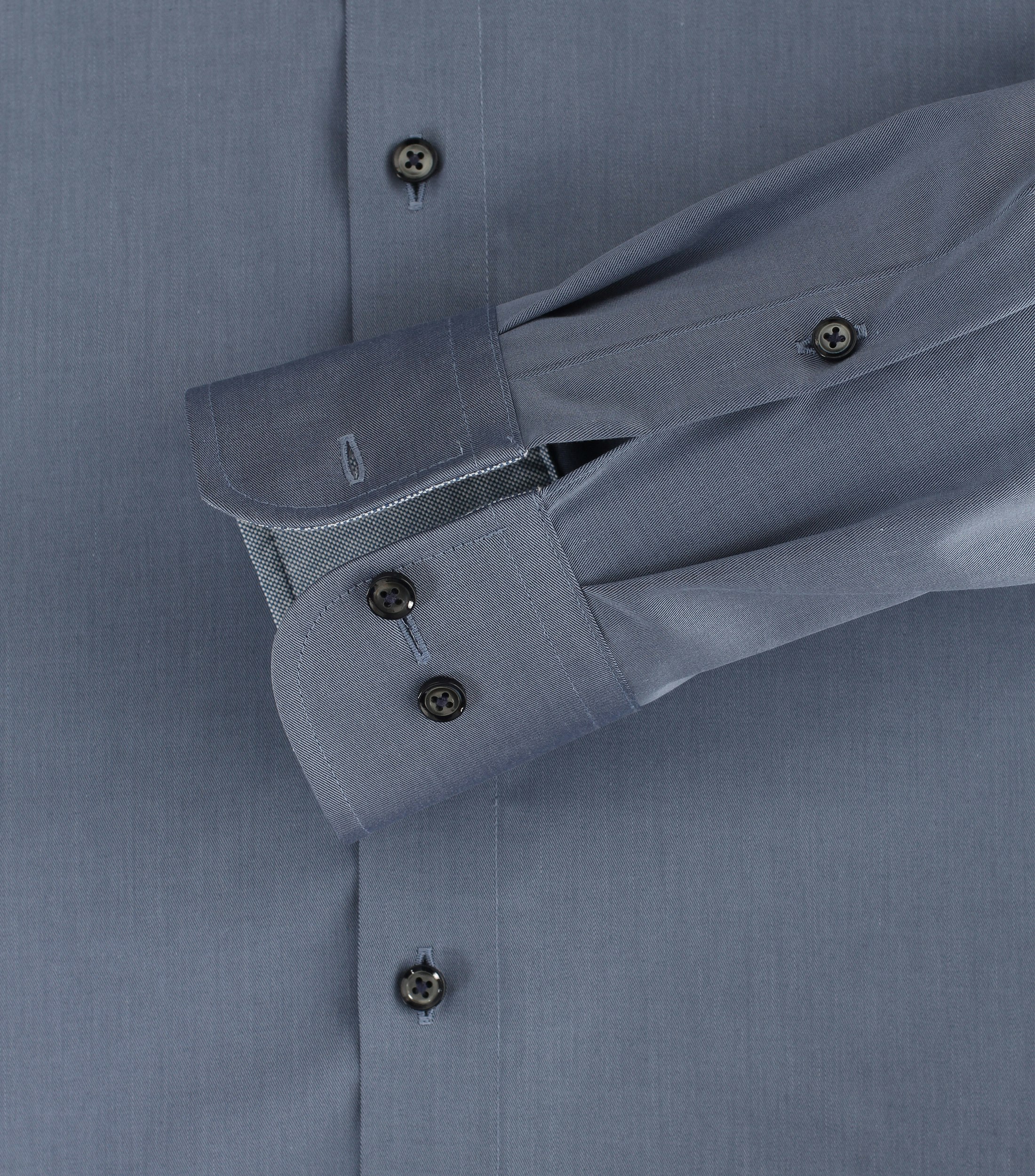 Ein Businesshemd im uni Muster in der Farbe Mittelblau