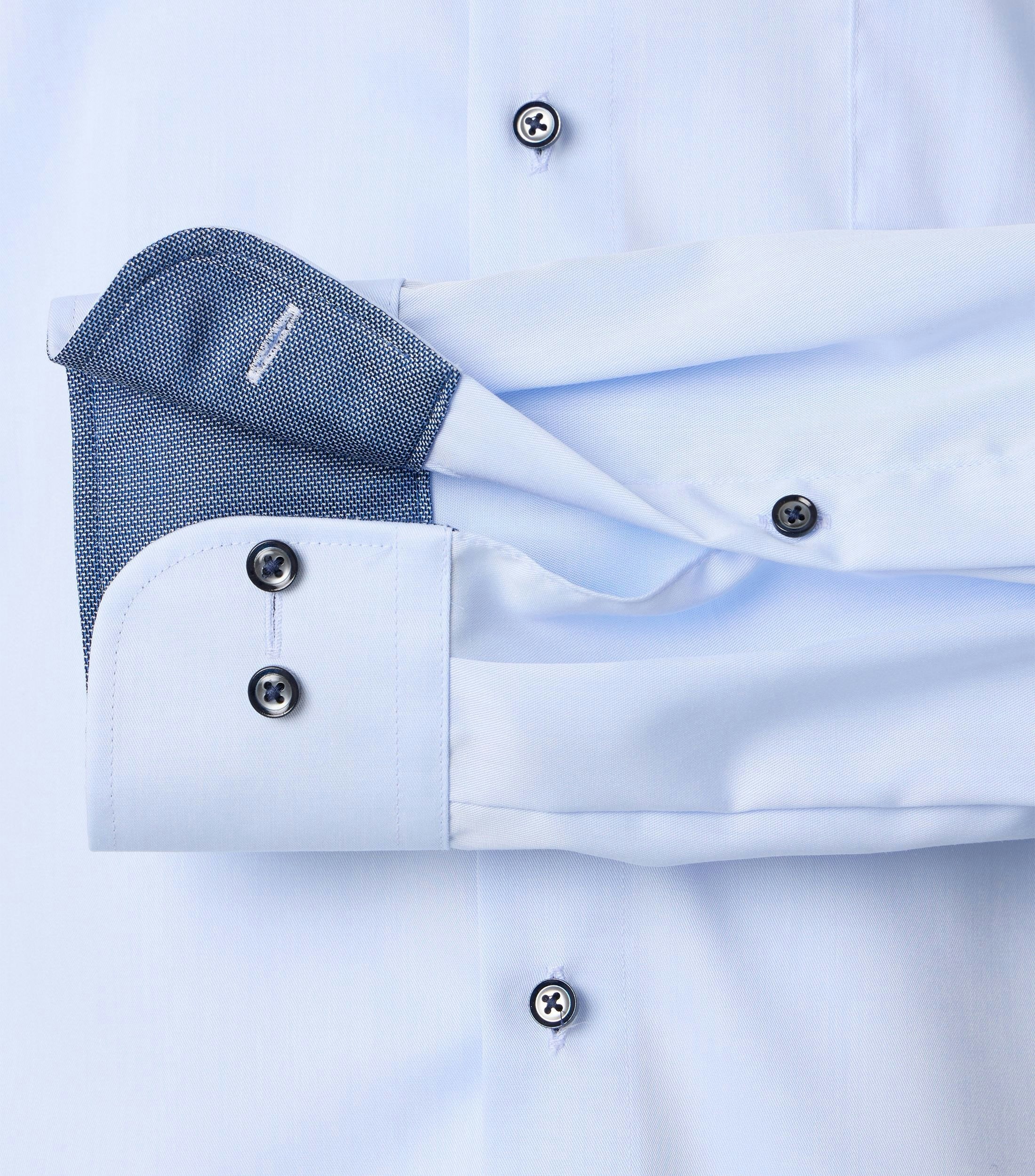 Ein Businesshemd im uni Muster in der Farbe Hellblau