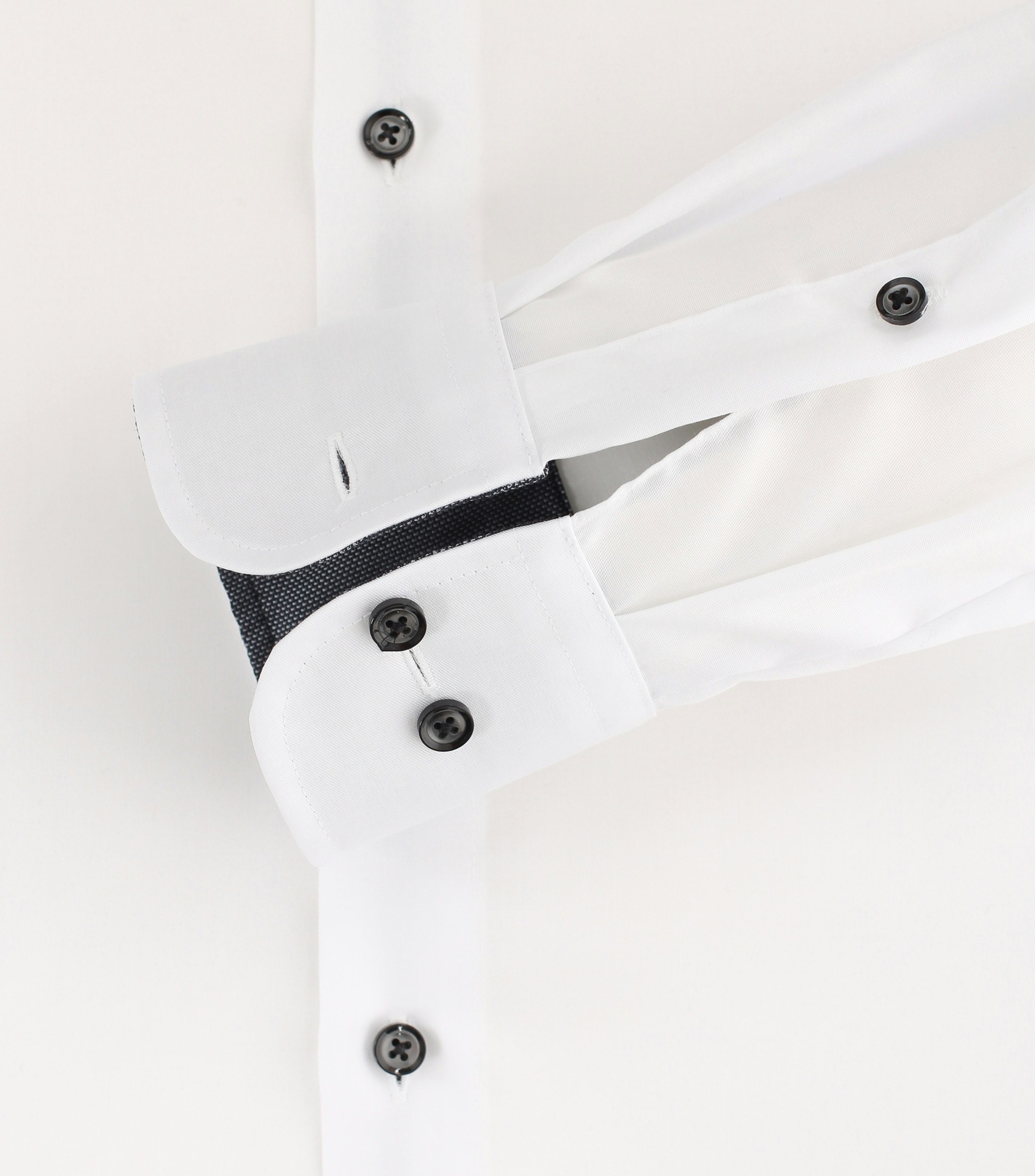 Ein Businesshemd im uni Muster in der Farbe Weiß