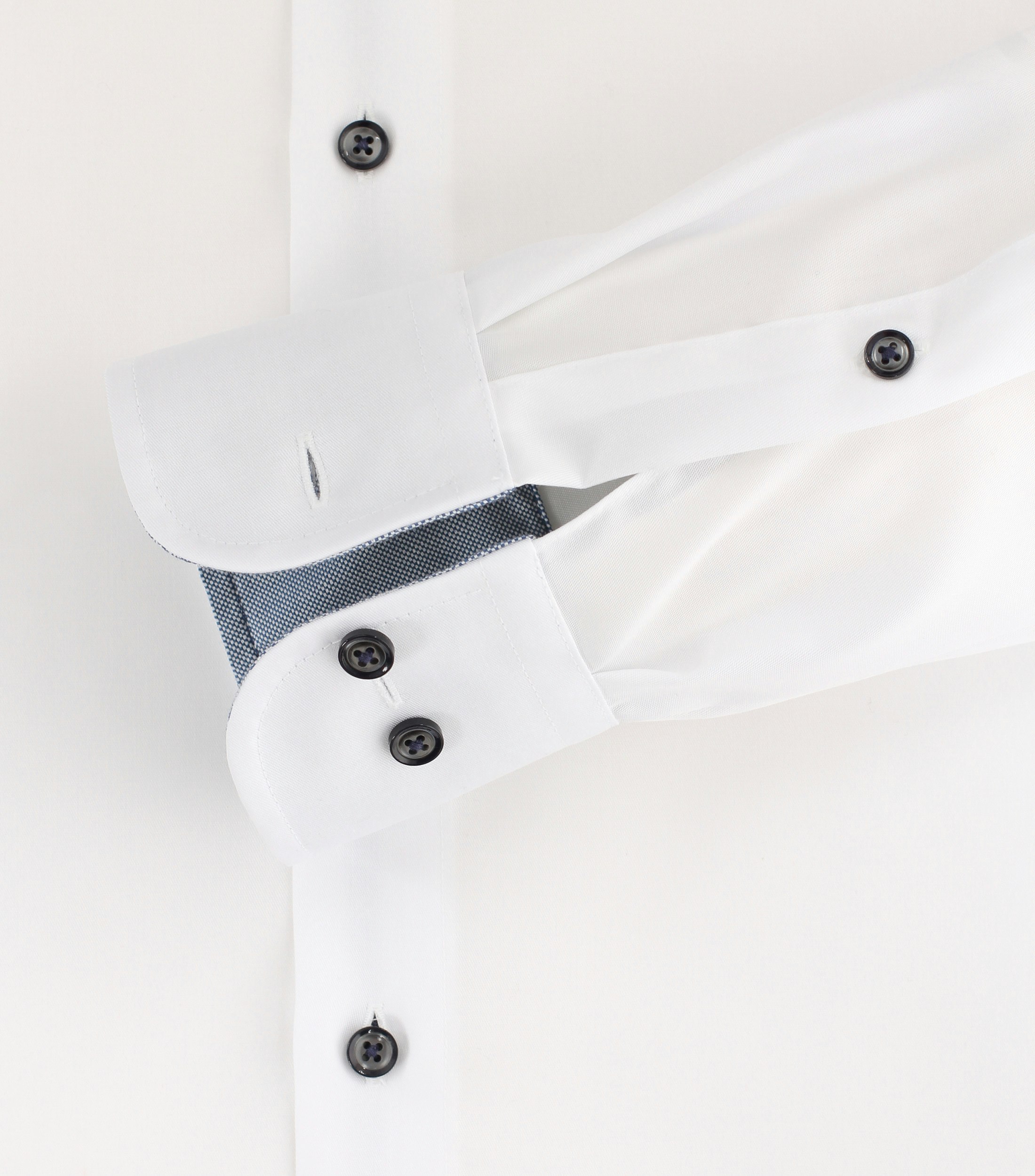 Ein Businesshemd im uni Muster in der Farbe Schneeweiß