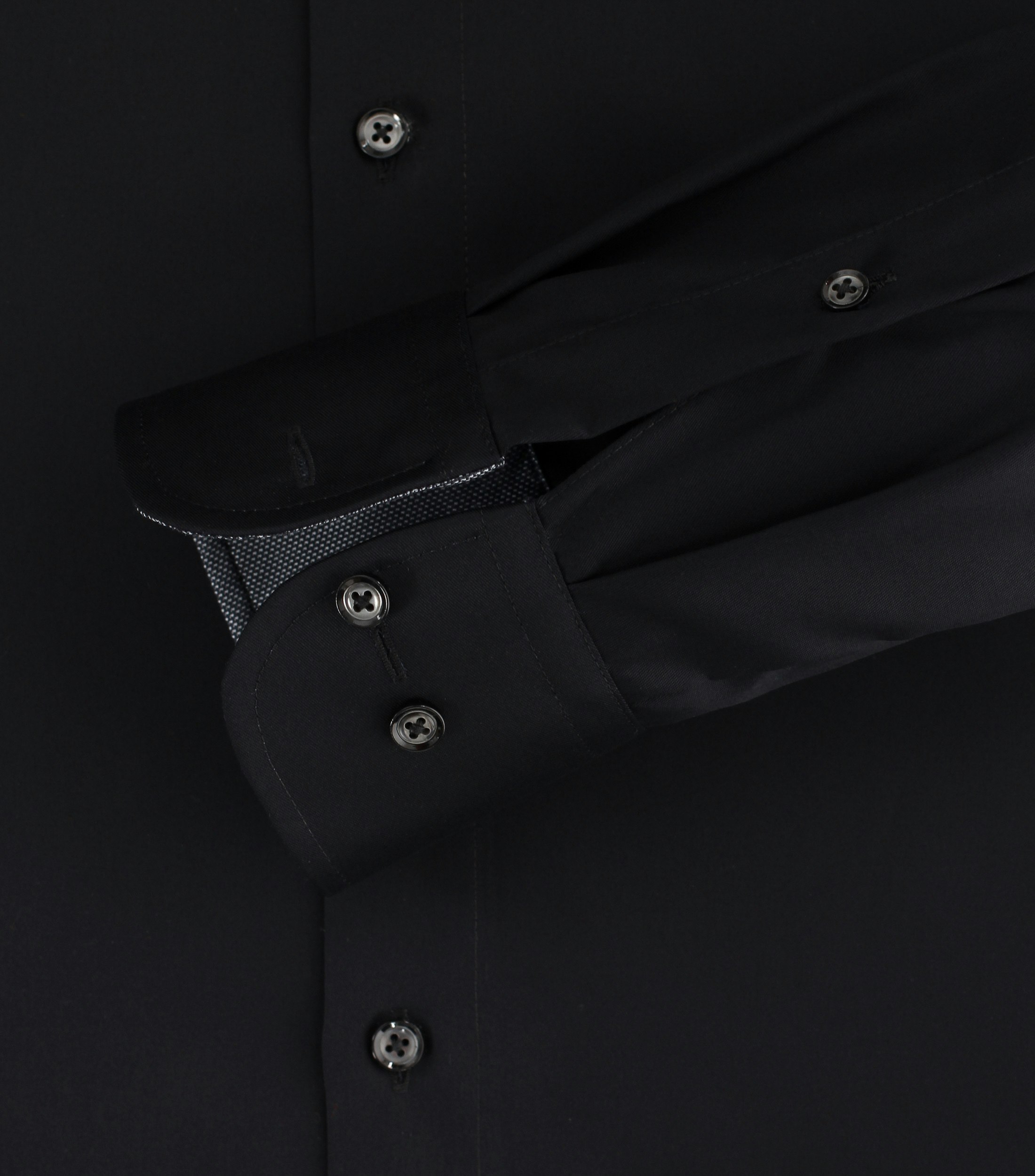 Ein Businesshemd im uni Muster in der Farbe Schwarz