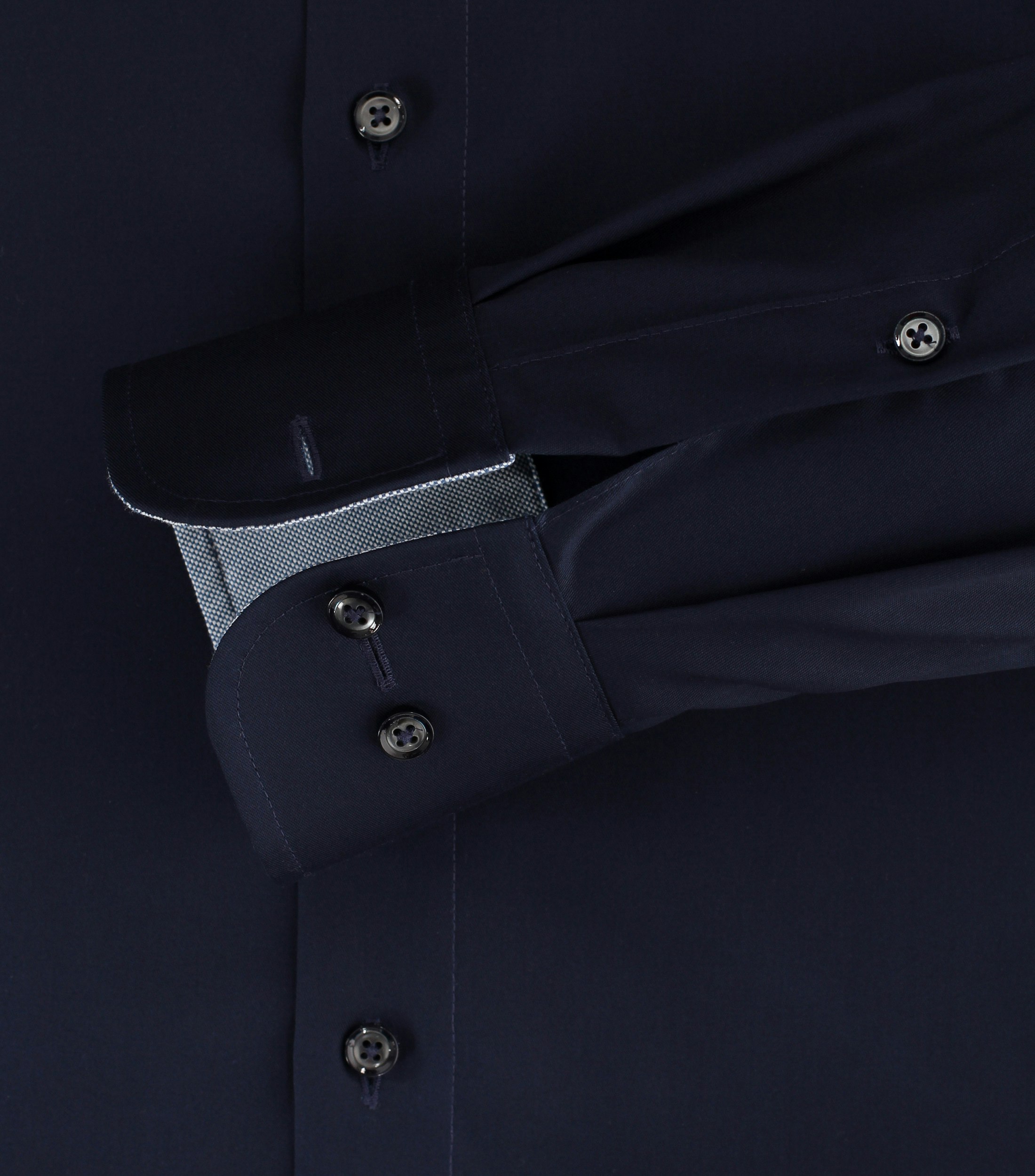 Ein Businesshemd im uni Muster in der Farbe Dunkelblau