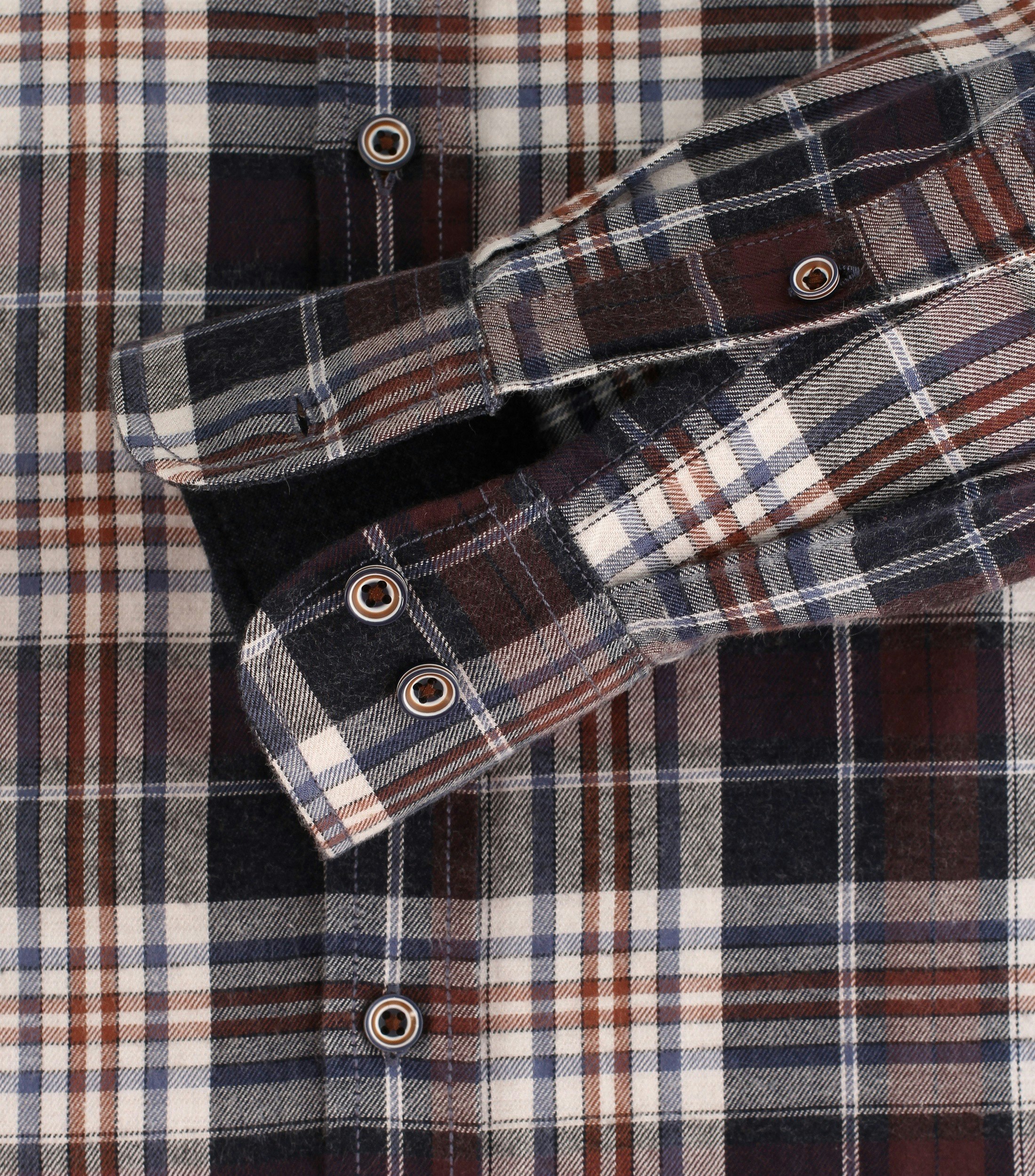 Ein Freizeithemd im kariert Muster in der Farbe Dunkelblau