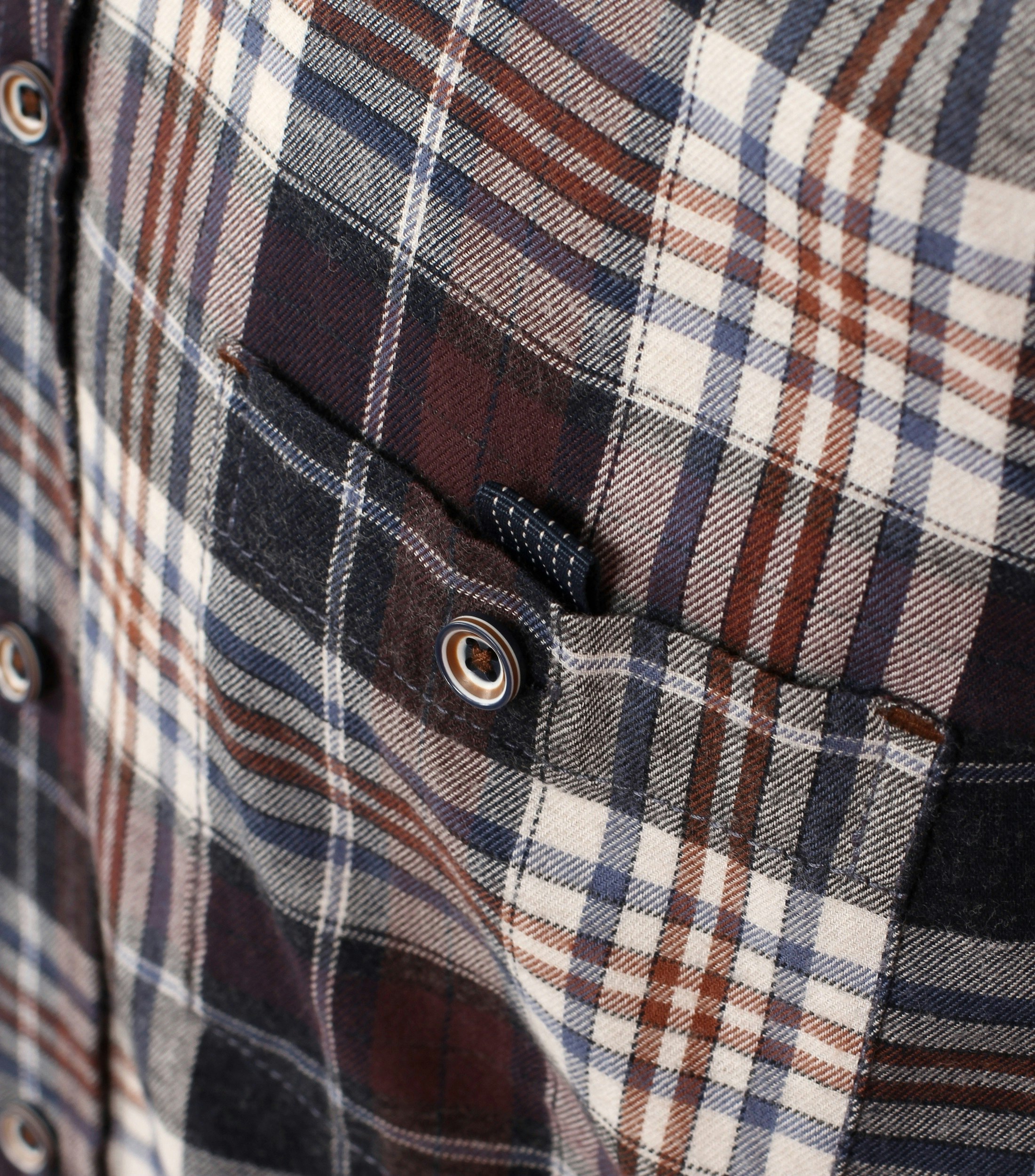 Ein Freizeithemd im kariert Muster in der Farbe Dunkelblau