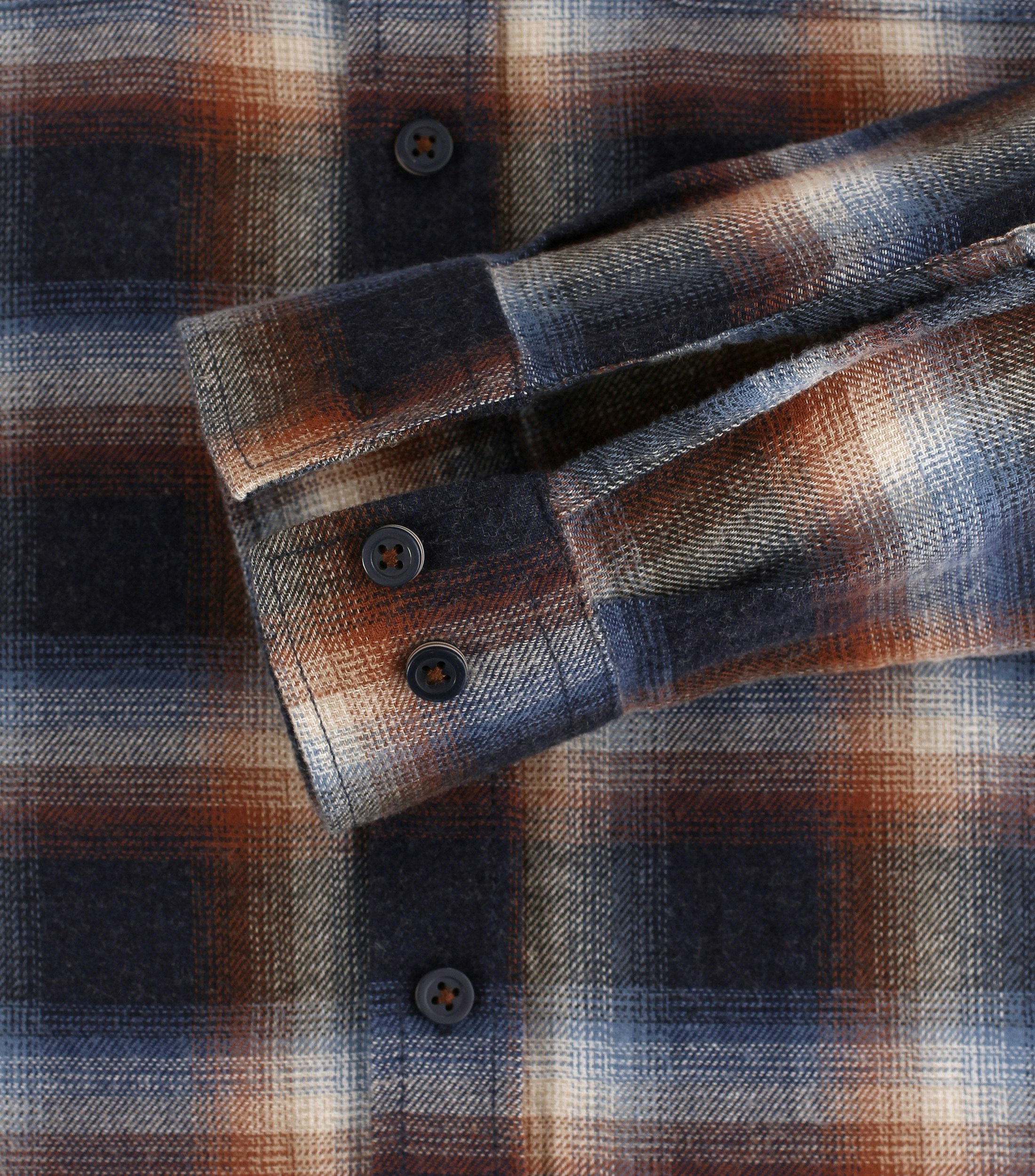 Ein Freizeithemd im kariert Muster in der Farbe Dunkelblau