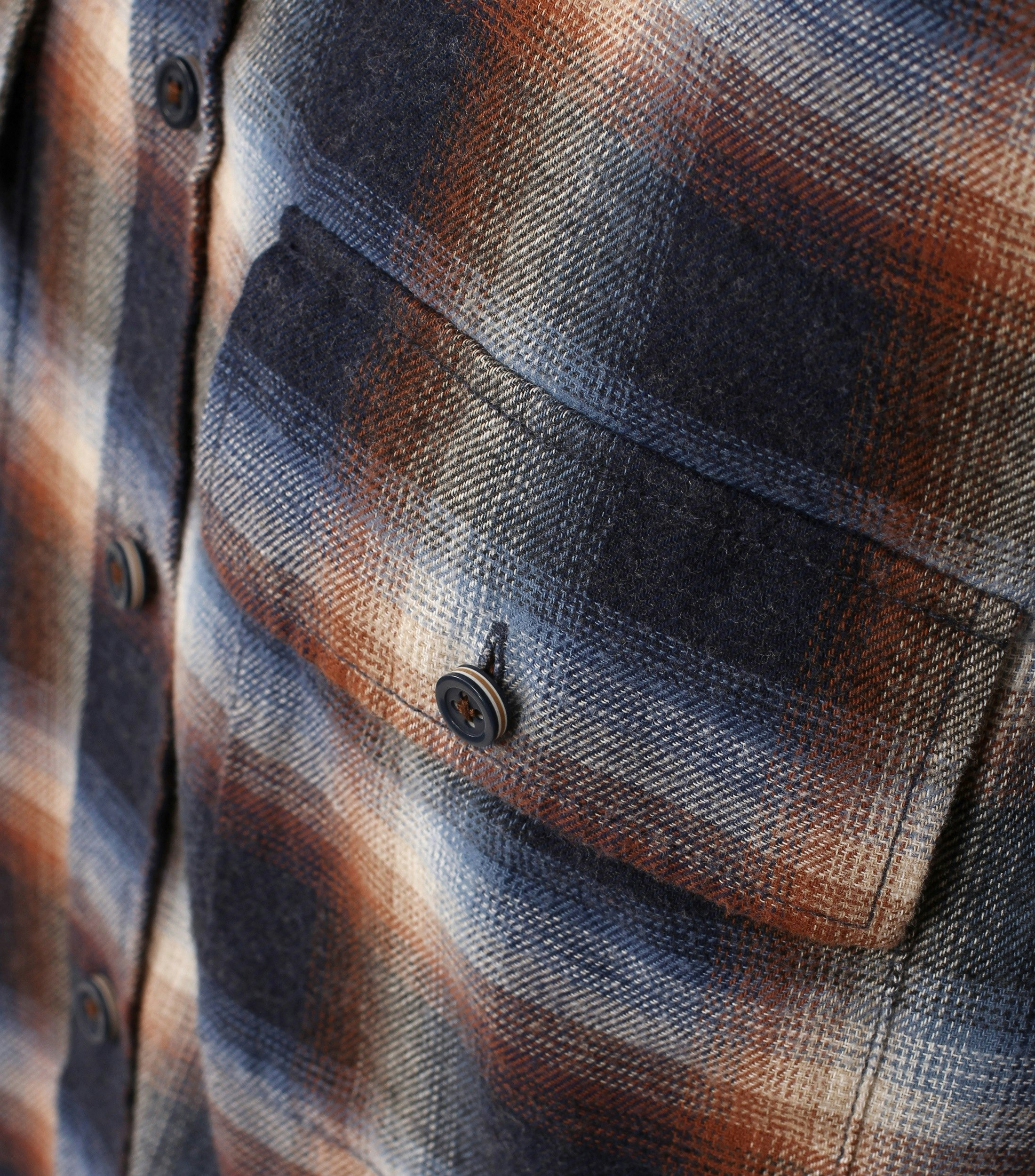 Ein Freizeithemd im kariert Muster in der Farbe Dunkelblau