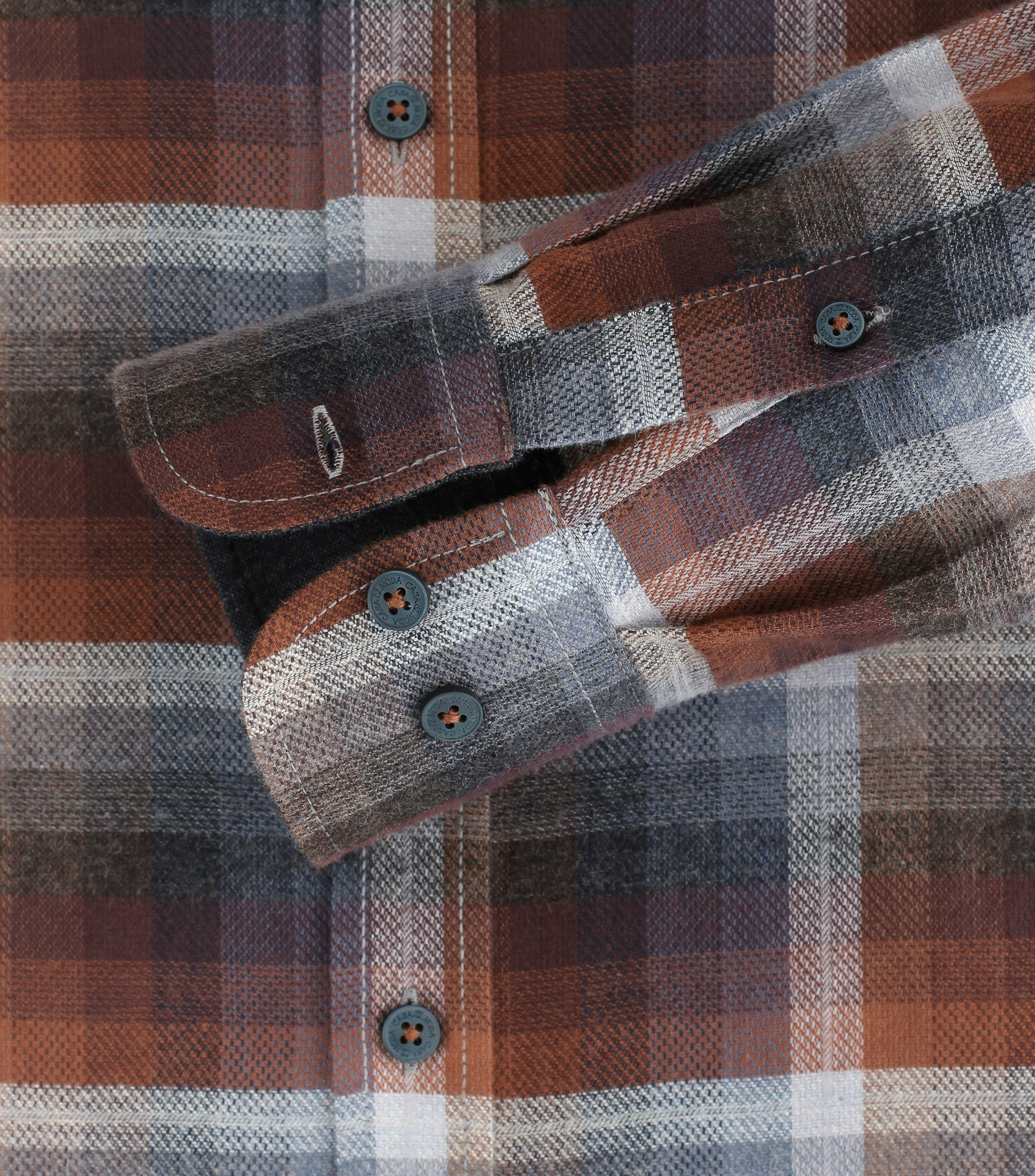 Ein Freizeithemd im kariert Muster in der Farbe Dunkelblau